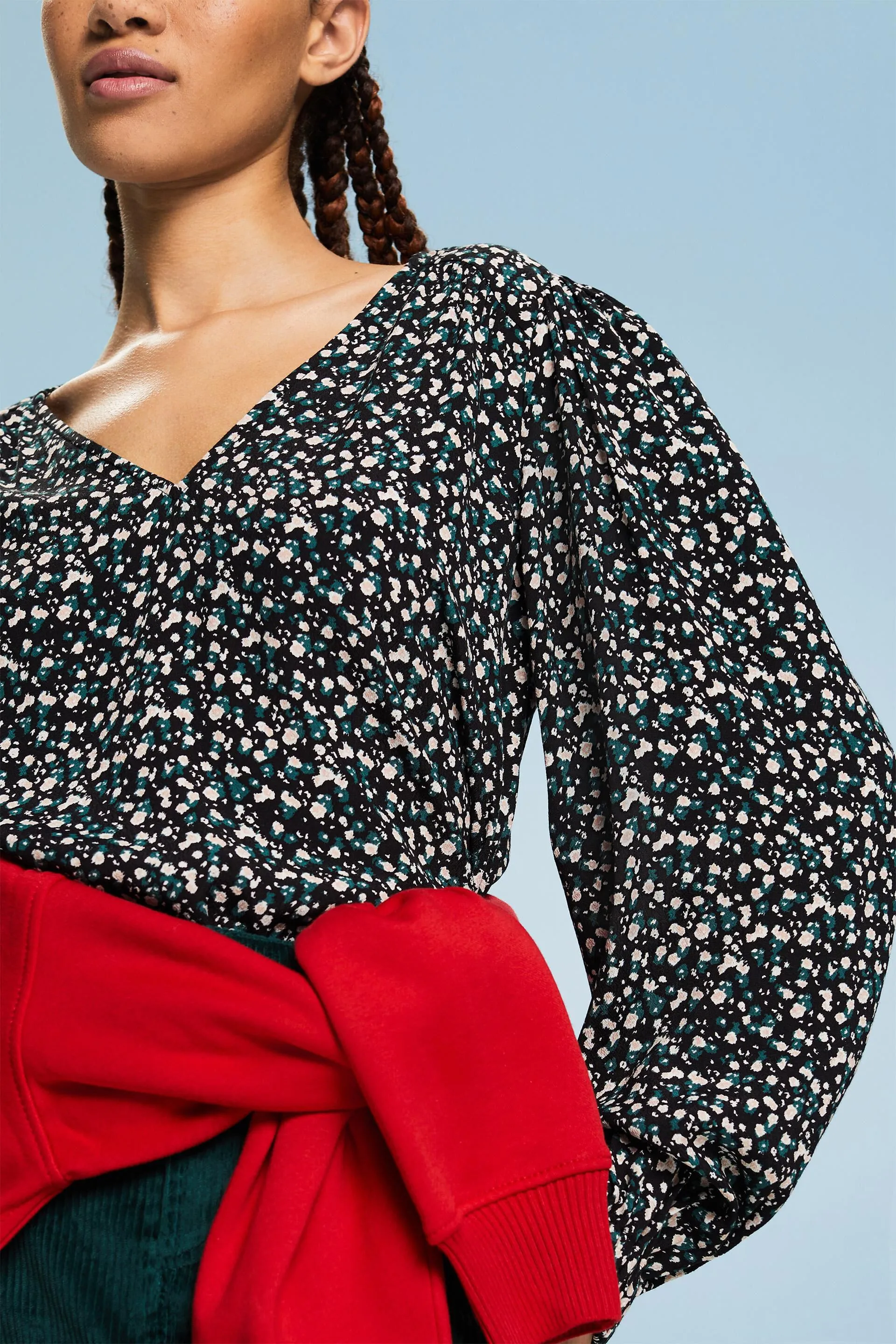 Blusa de cuello pico con estampado