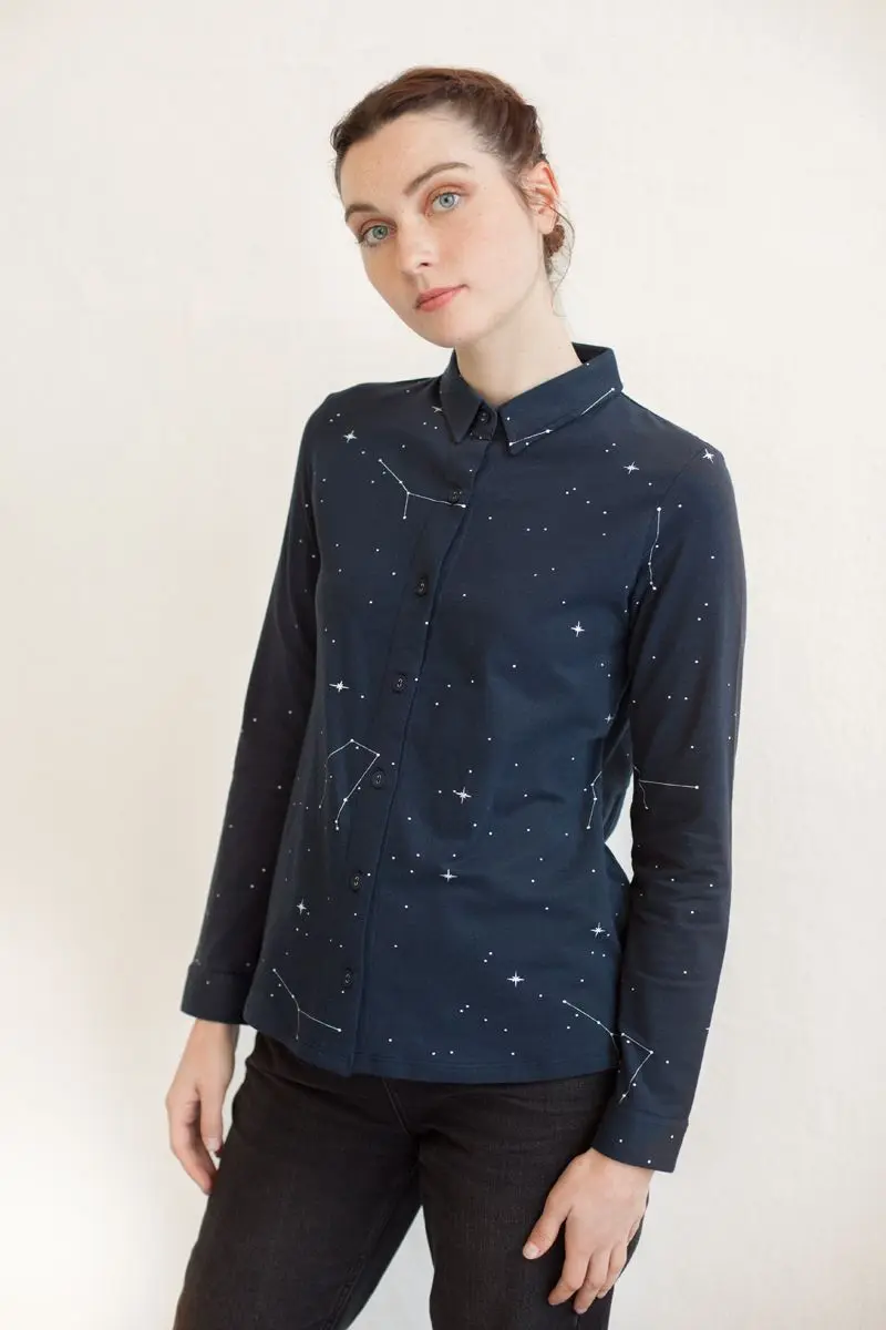 Camisa azul marino mujer estampada de algodón orgánico