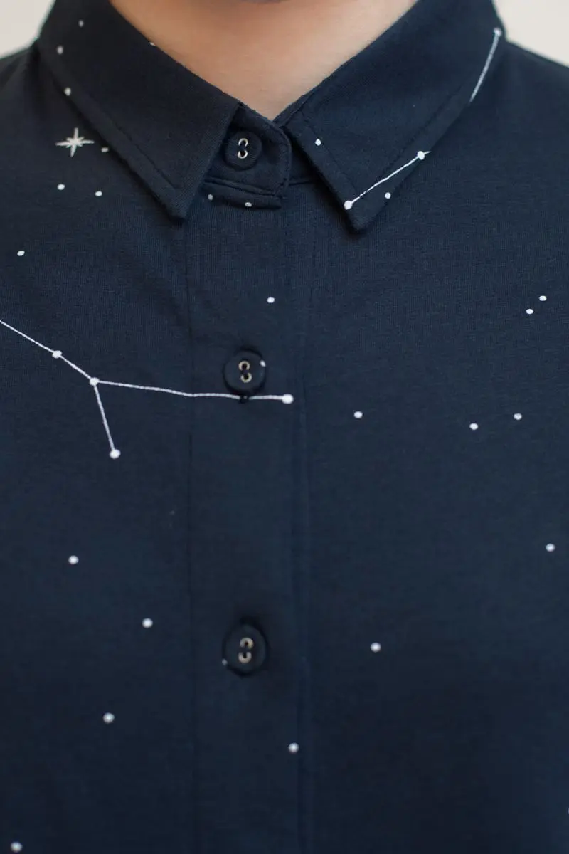 Camisa azul marino mujer estampada de algodón orgánico