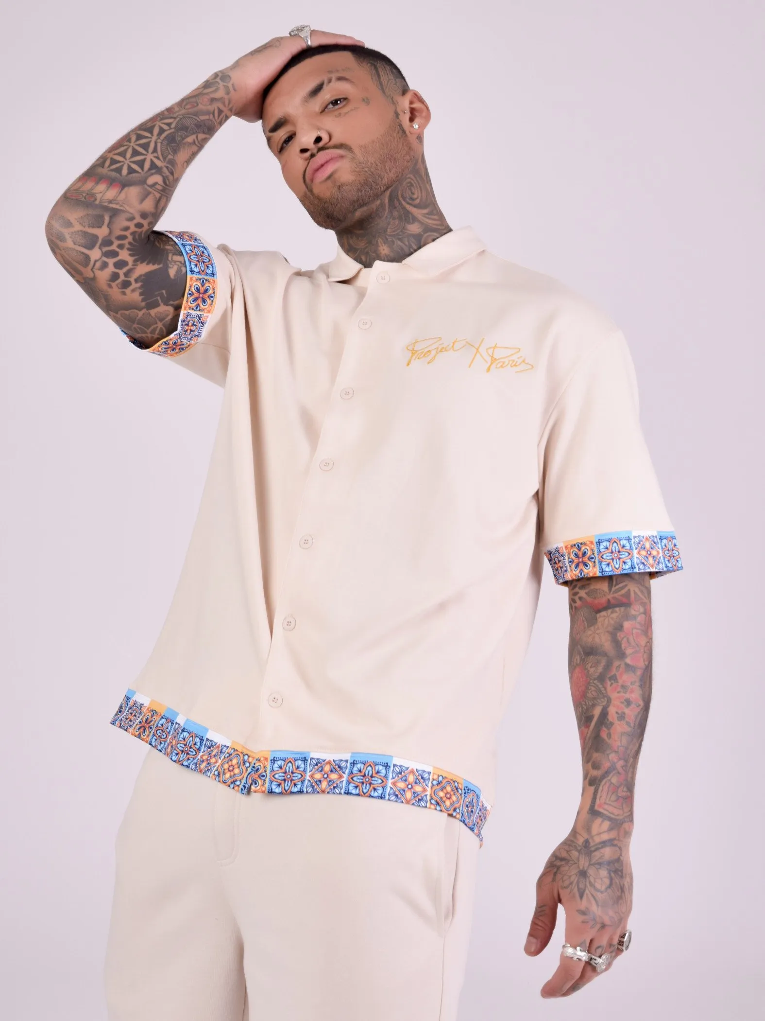 Camisa con estampado de azulejos
