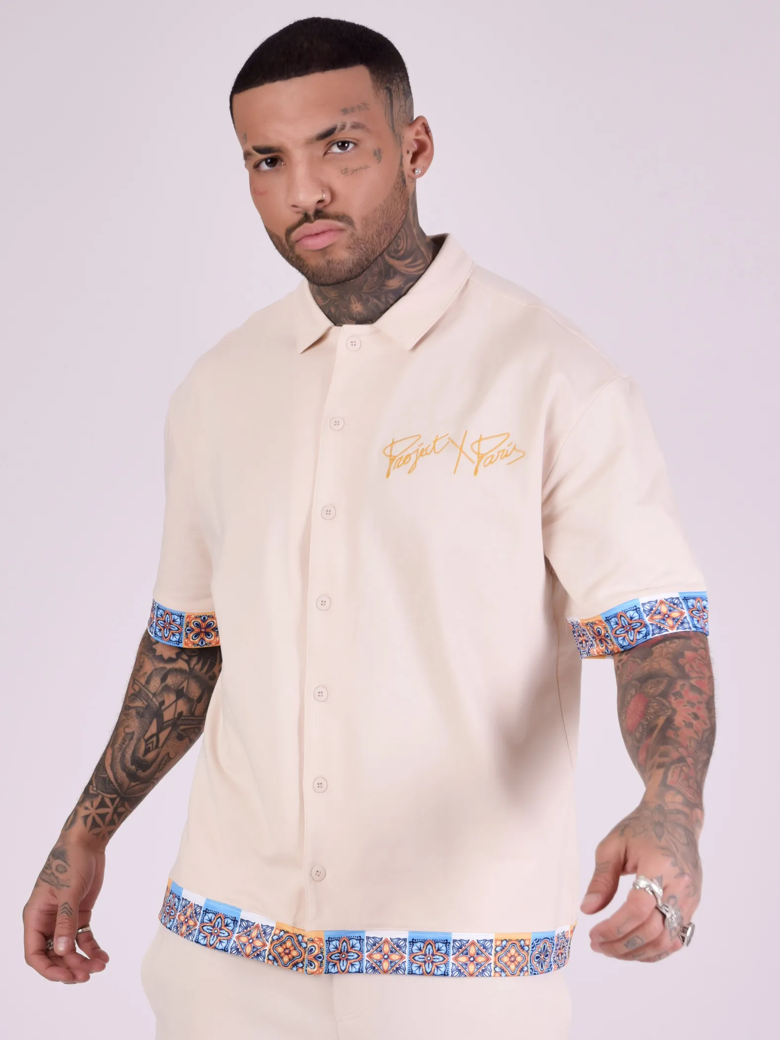 Camisa con estampado de azulejos