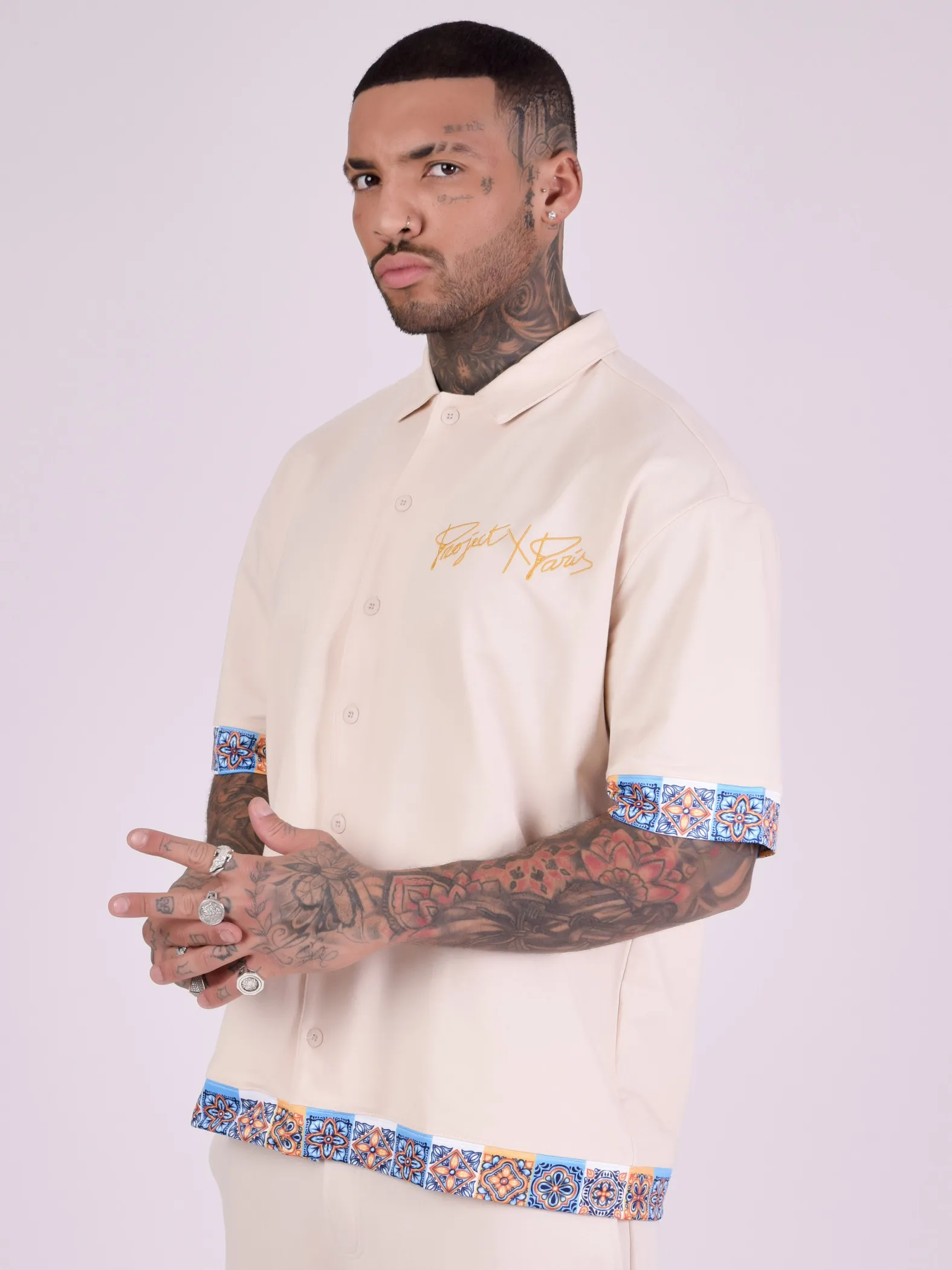 Camisa con estampado de azulejos