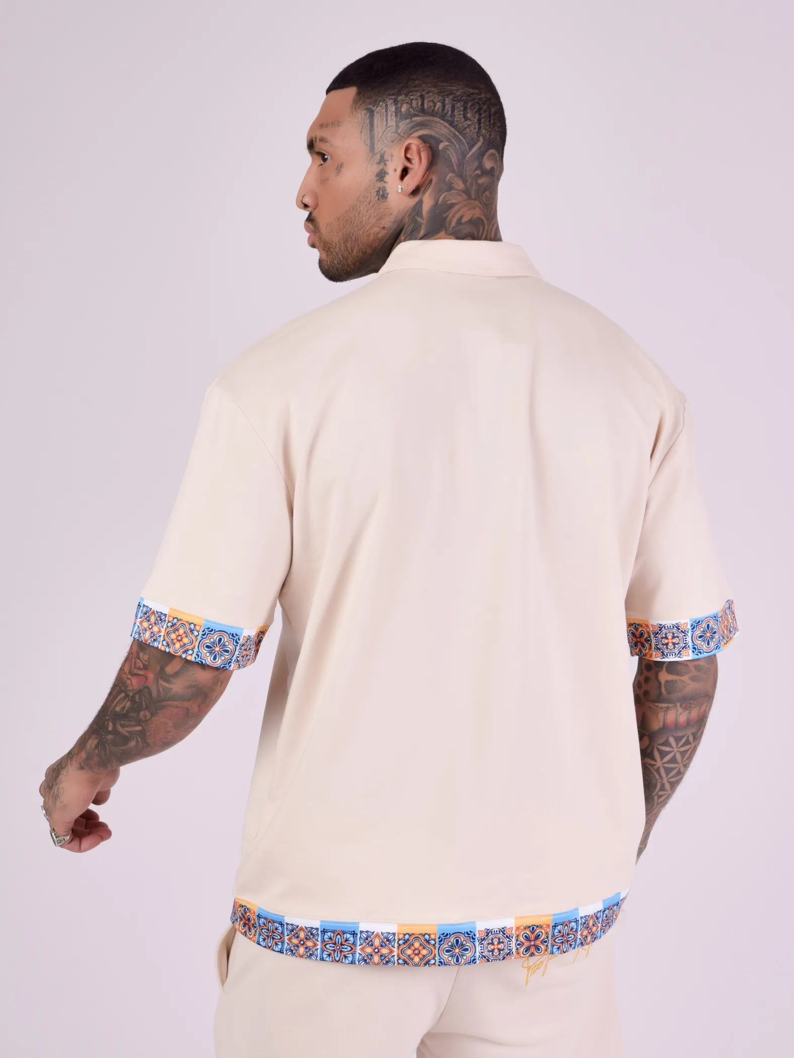 Camisa con estampado de azulejos