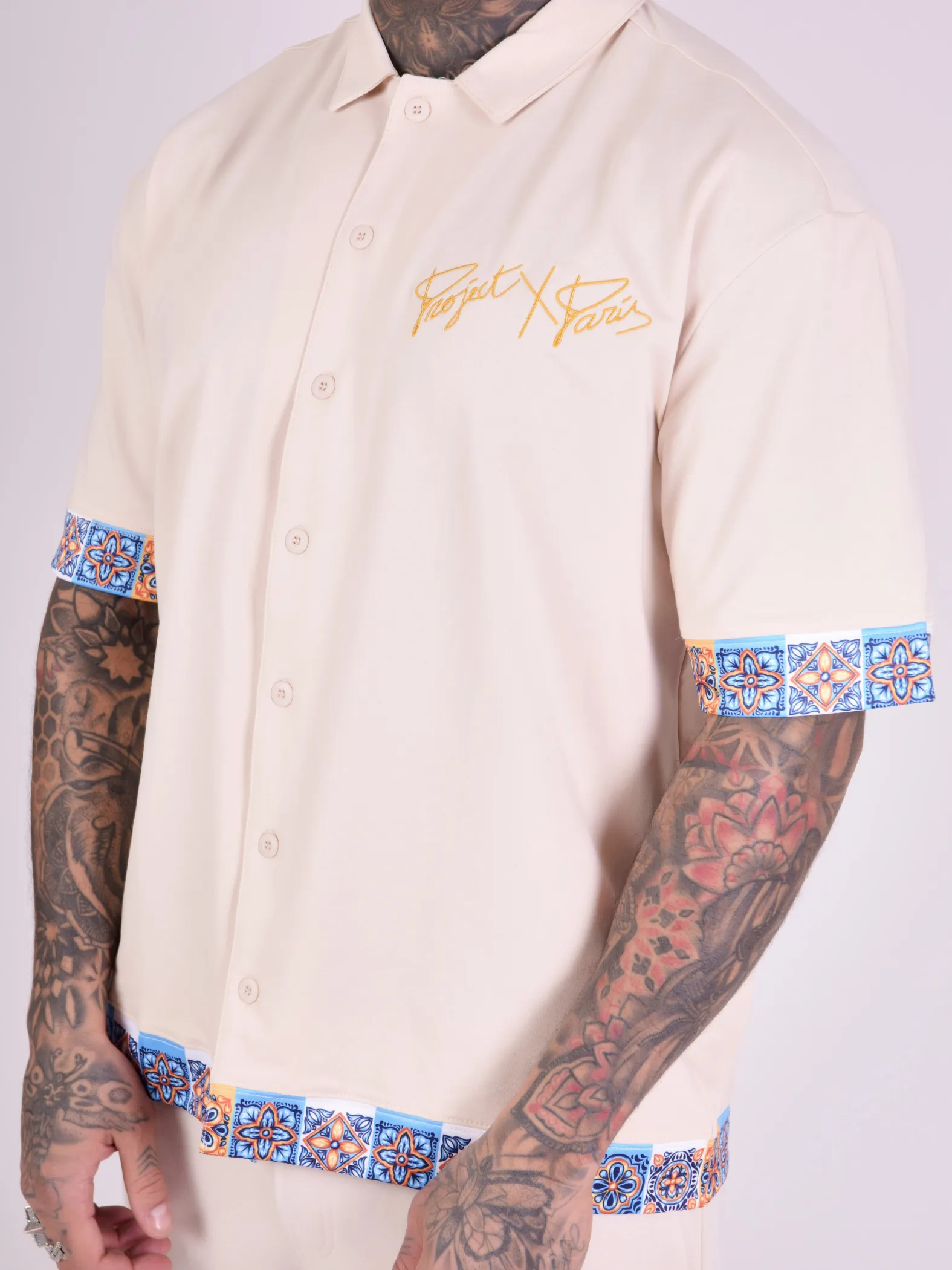 Camisa con estampado de azulejos