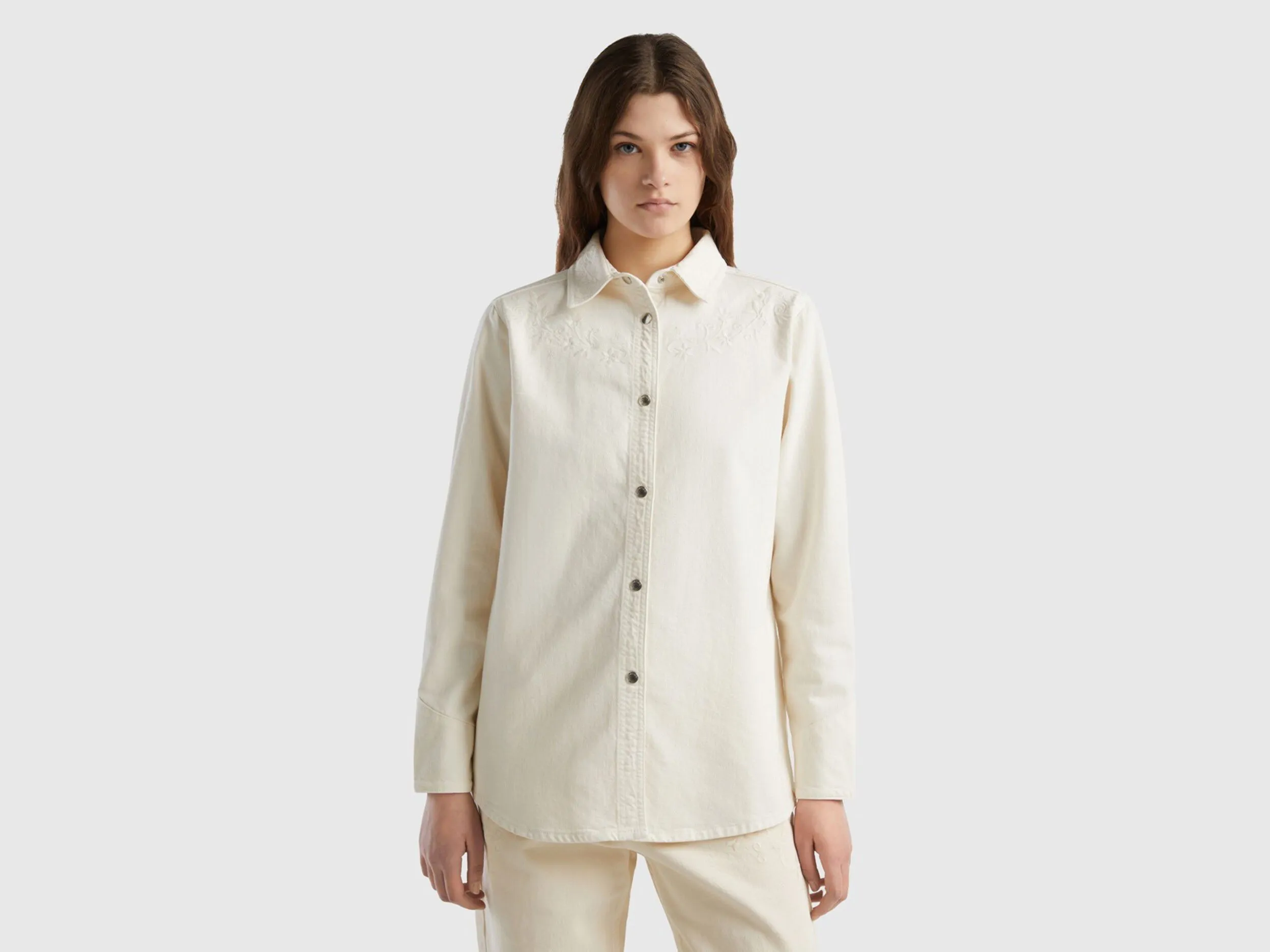 Camisa oversize con bordado floral