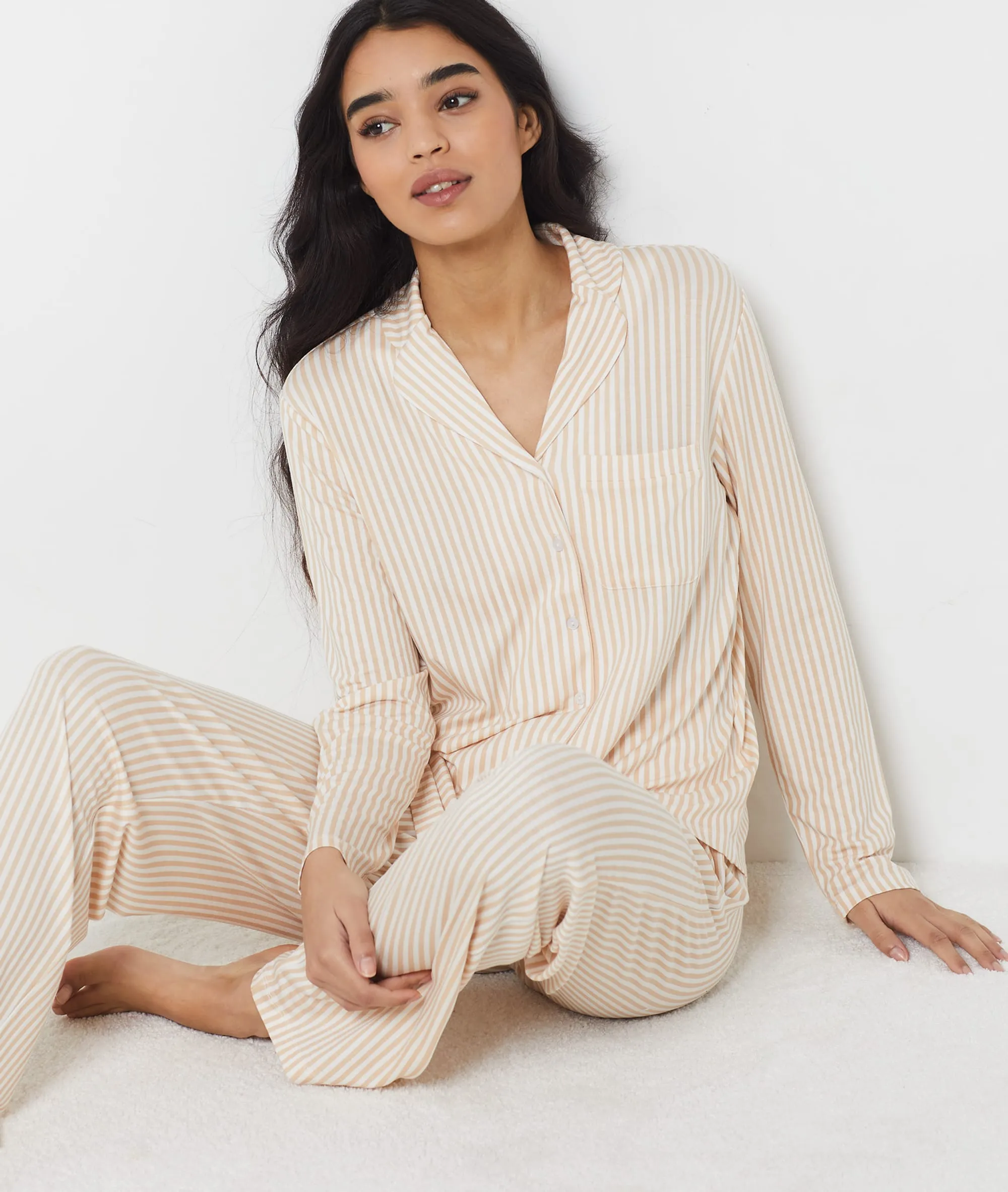 CAMISA PIJAMA ESTAMPADO DE RAYAS HABY BEIGE  ETAM