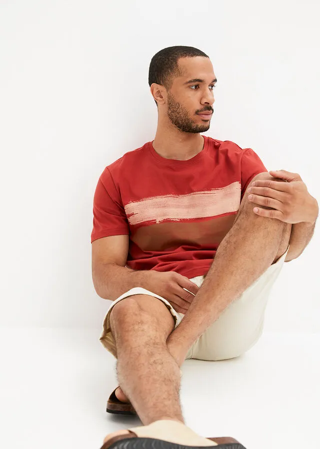 Camiseta con estampado rojo óxido