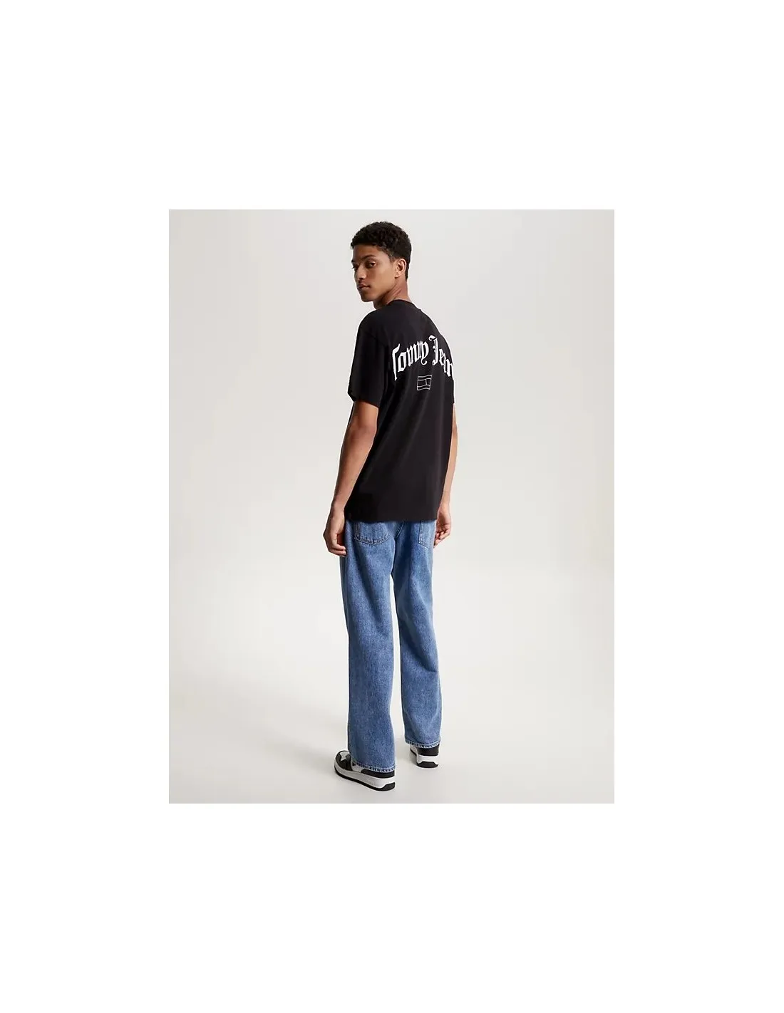 Camiseta con logo trasero y corte amplio de Tommy Jeans