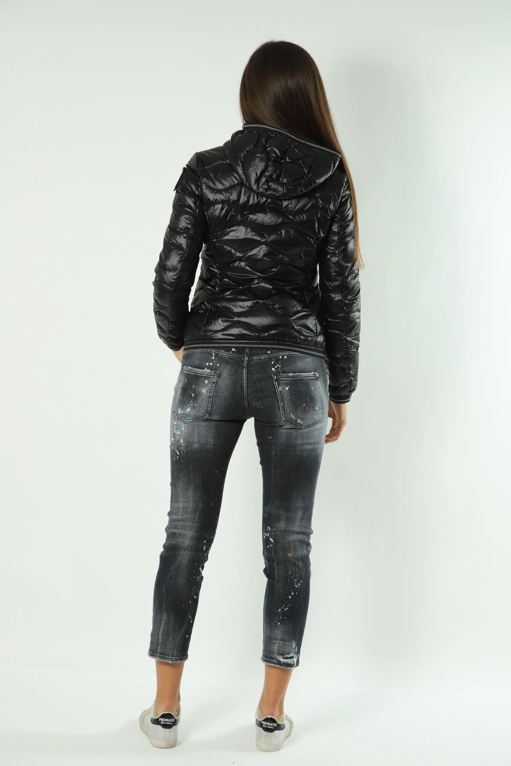 Chaqueta corta negra con lineas rectas y parche