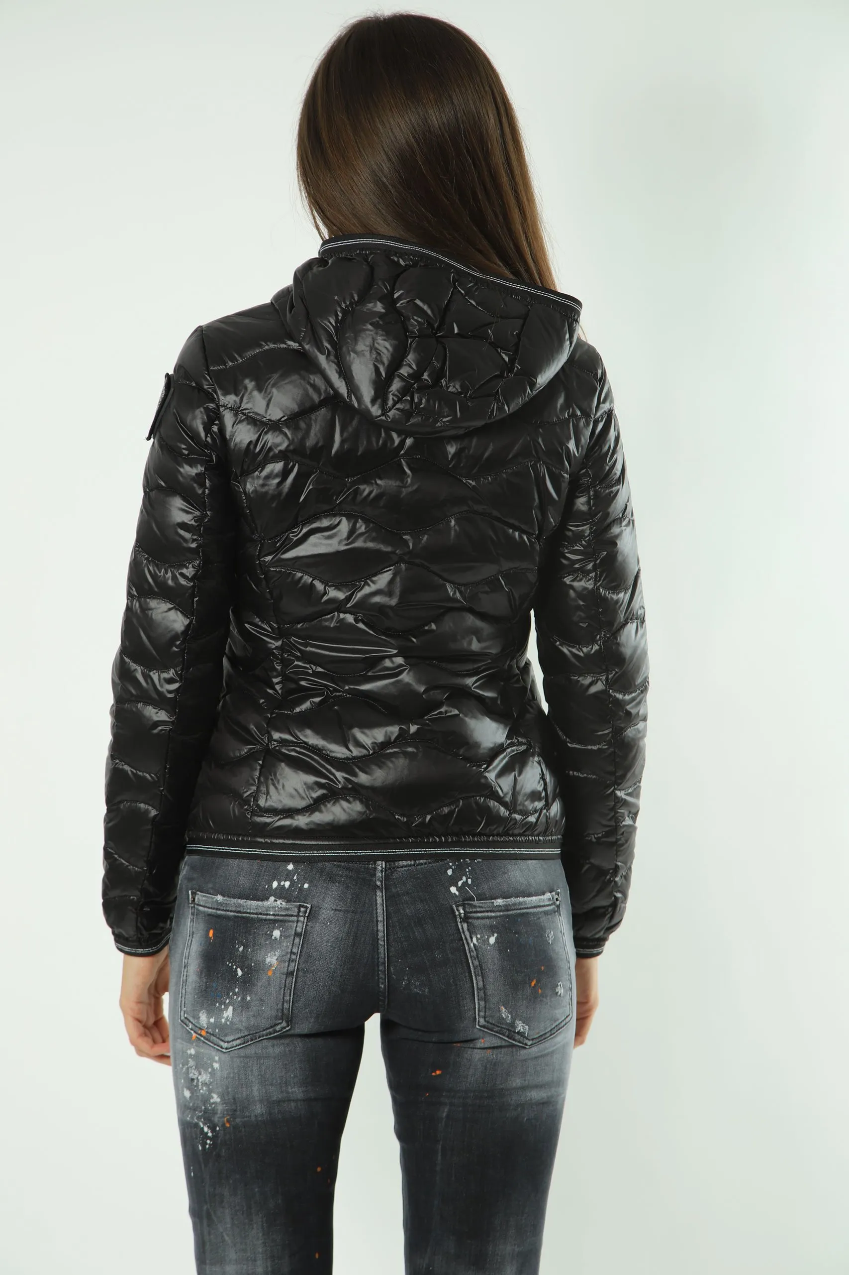 Chaqueta corta negra con lineas rectas y parche