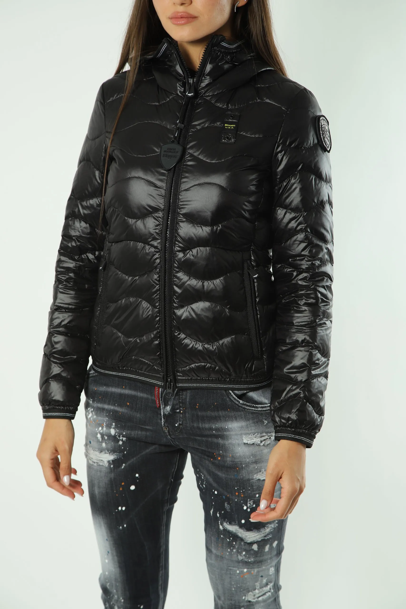 Chaqueta corta negra con lineas rectas y parche