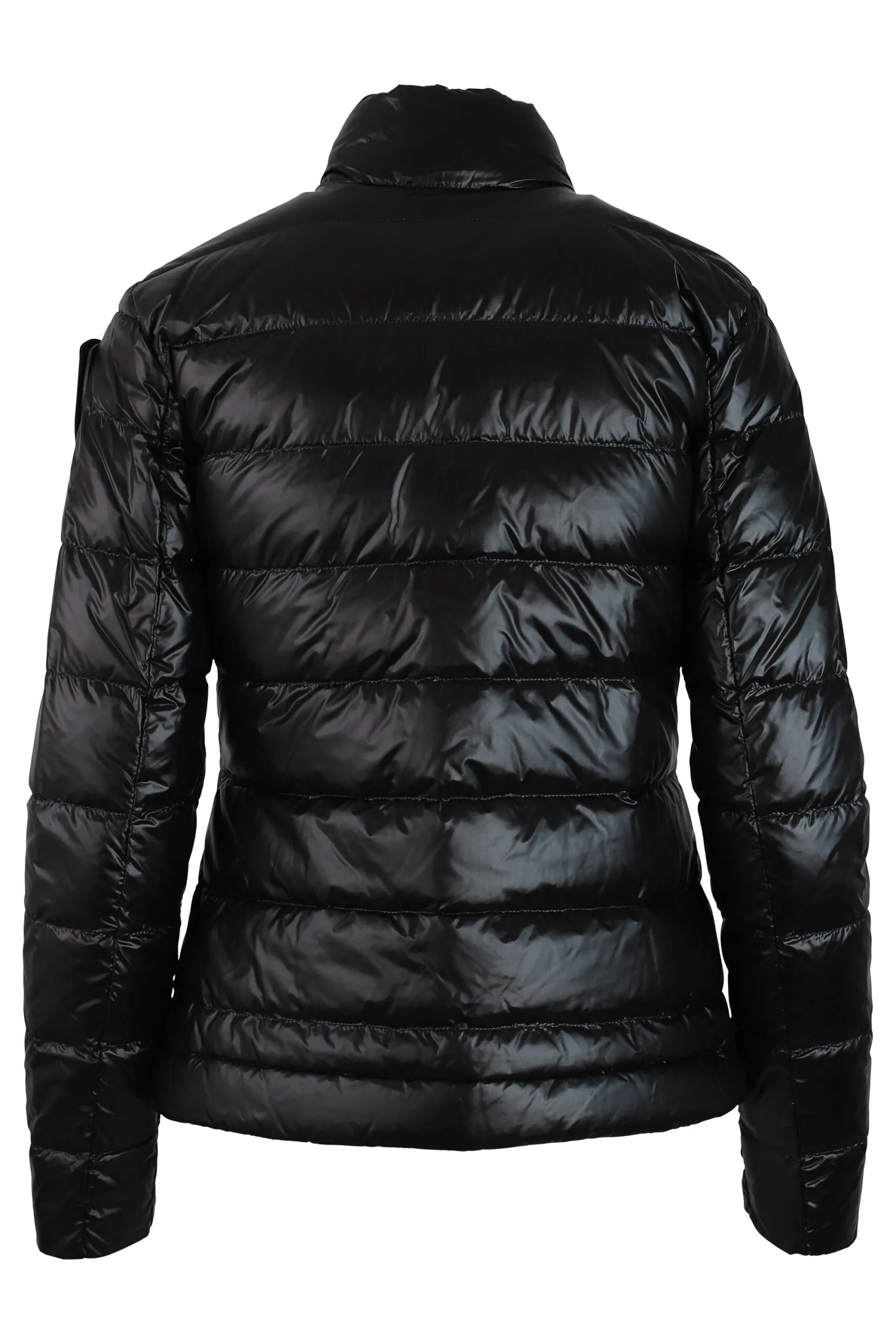 Chaqueta corta negra con lineas rectas y parche