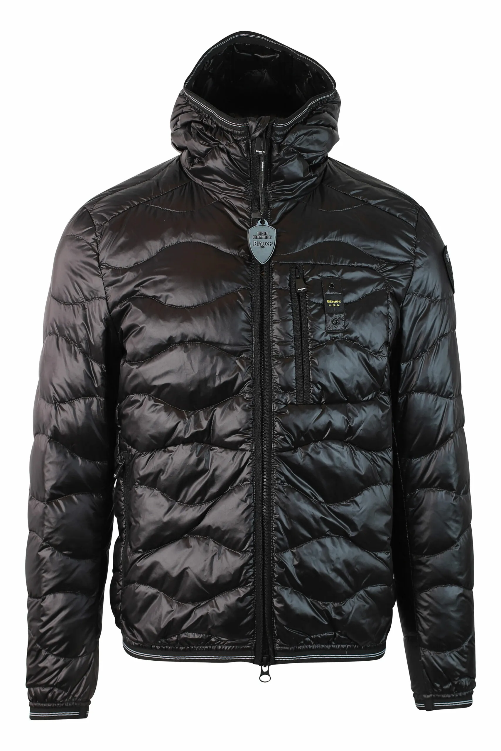 Chaqueta negra con lineas onduladas y parche