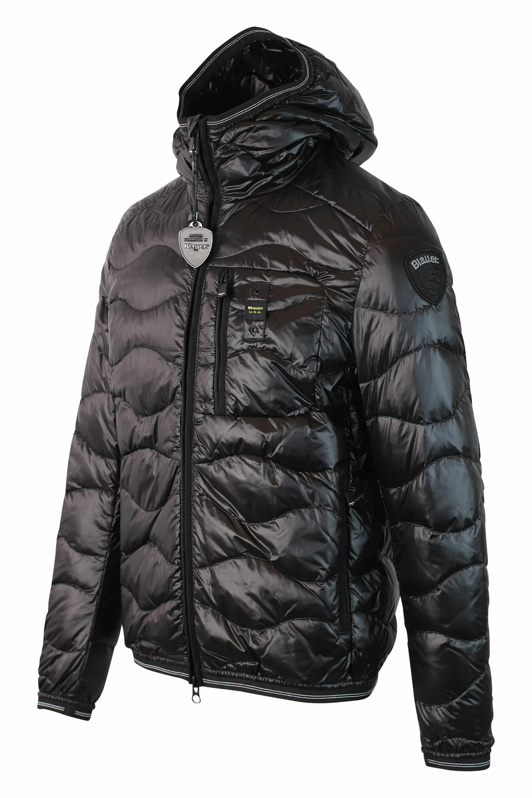 Chaqueta negra con lineas onduladas y parche