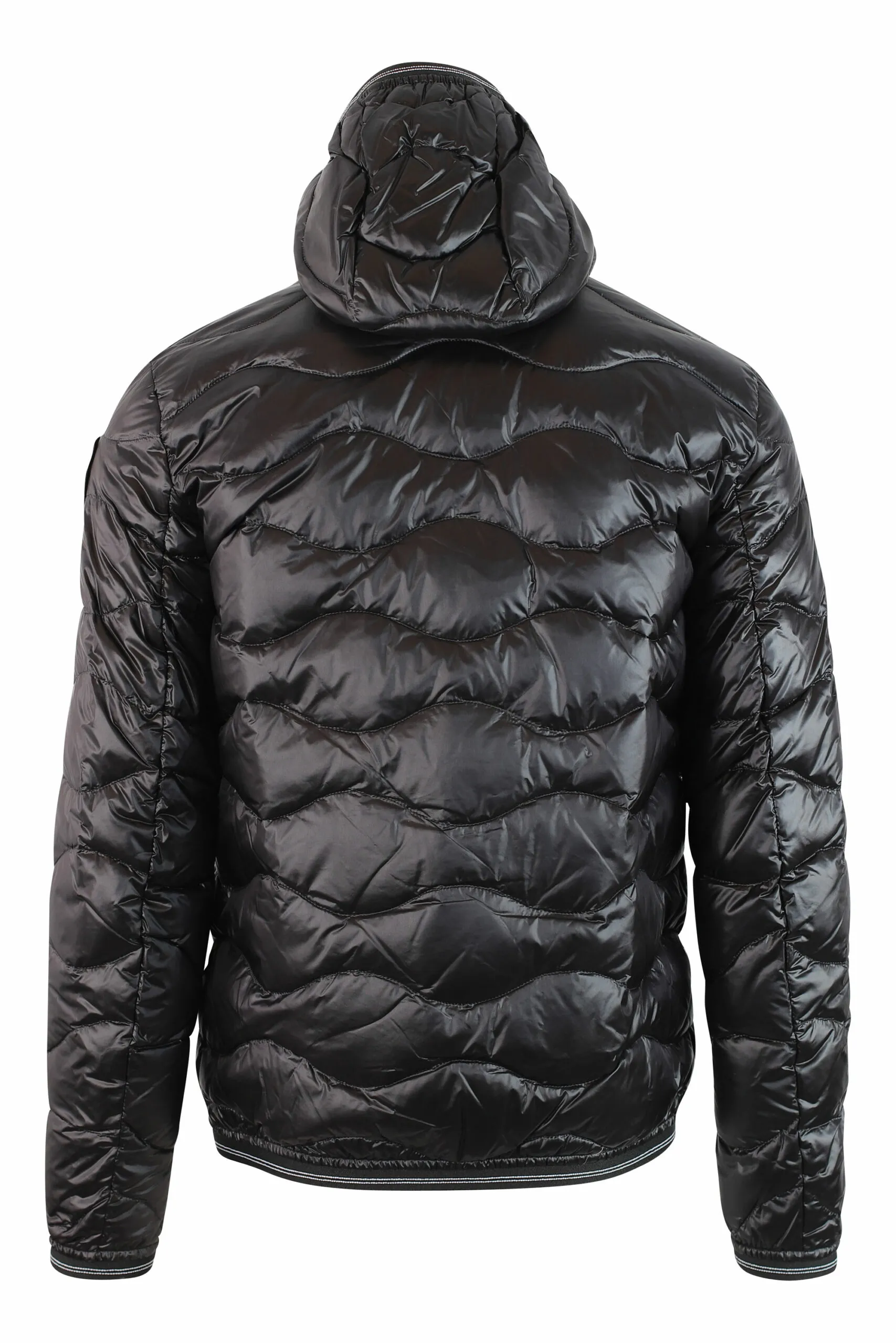 Chaqueta negra con lineas onduladas y parche