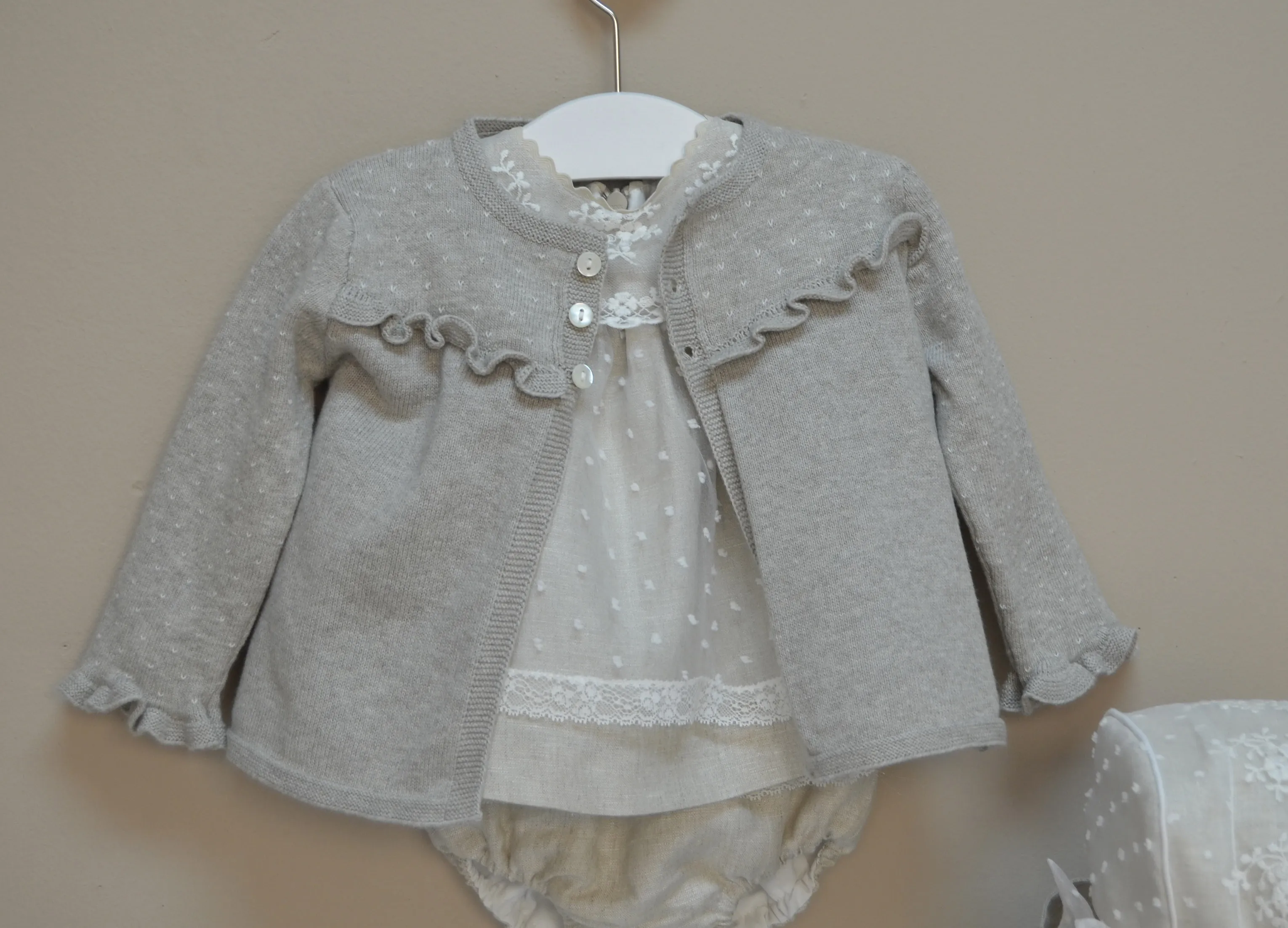 CHAQUETA PARA NIñA COLOR PIEDRA. MONISIMA. PV