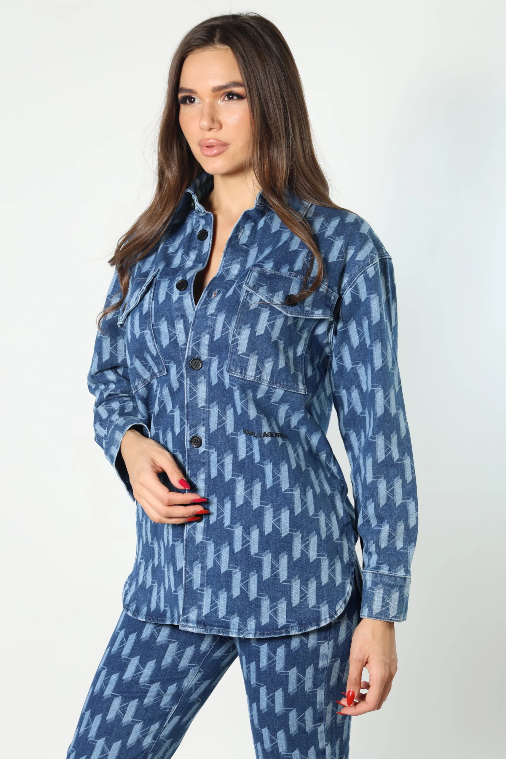 Chaqueta vaquera azul con logo monograma