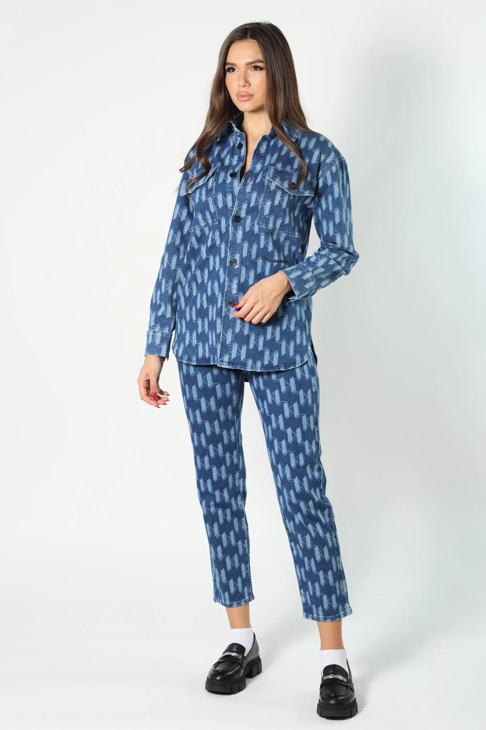 Chaqueta vaquera azul con logo monograma
