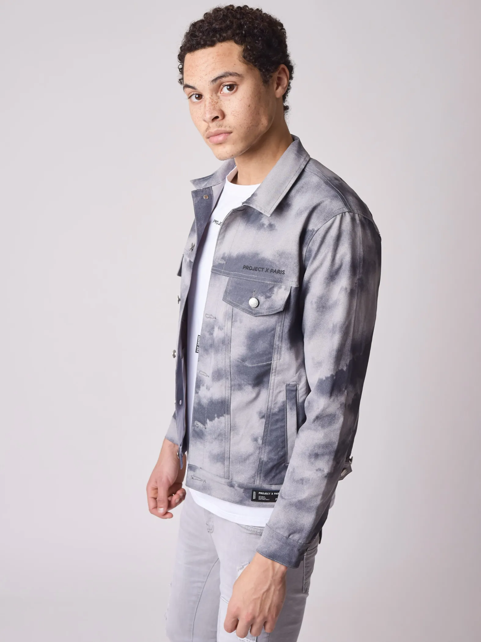 Chaqueta vaquera con estampado tie & dye