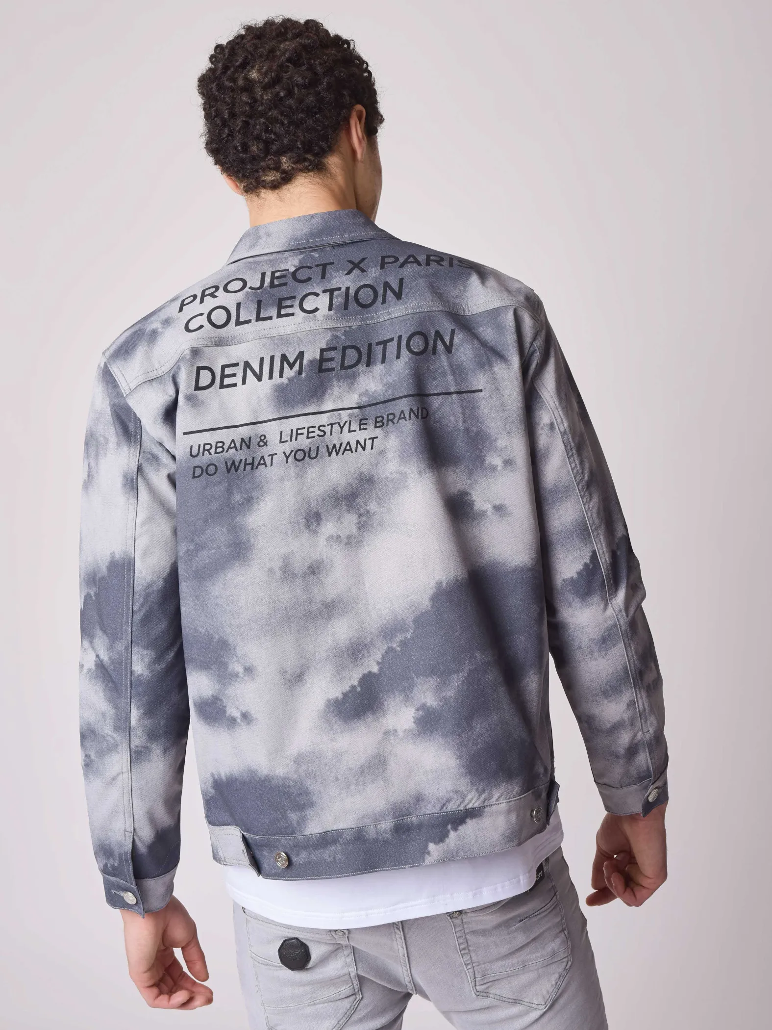 Chaqueta vaquera con estampado tie & dye