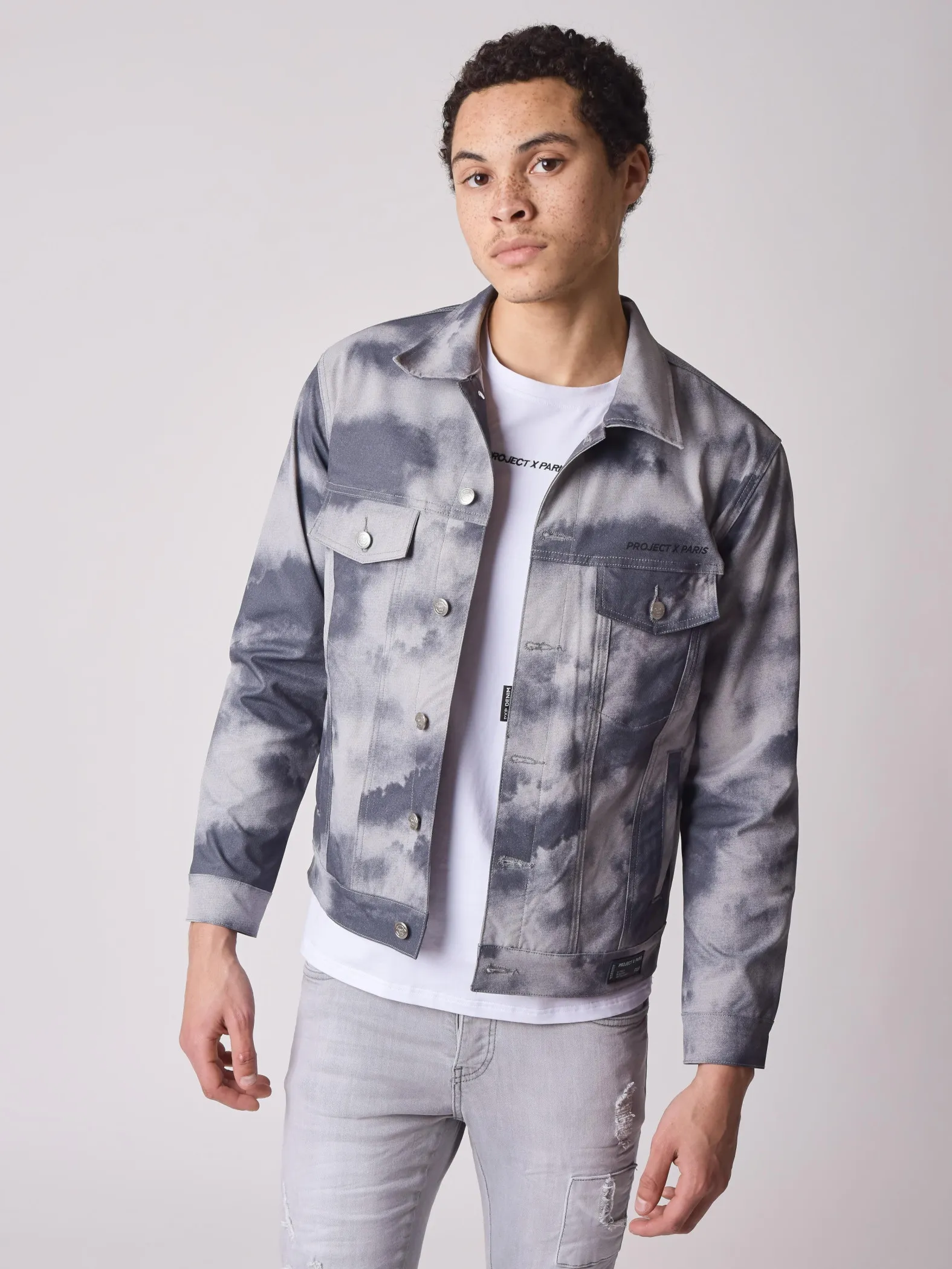 Chaqueta vaquera con estampado tie & dye