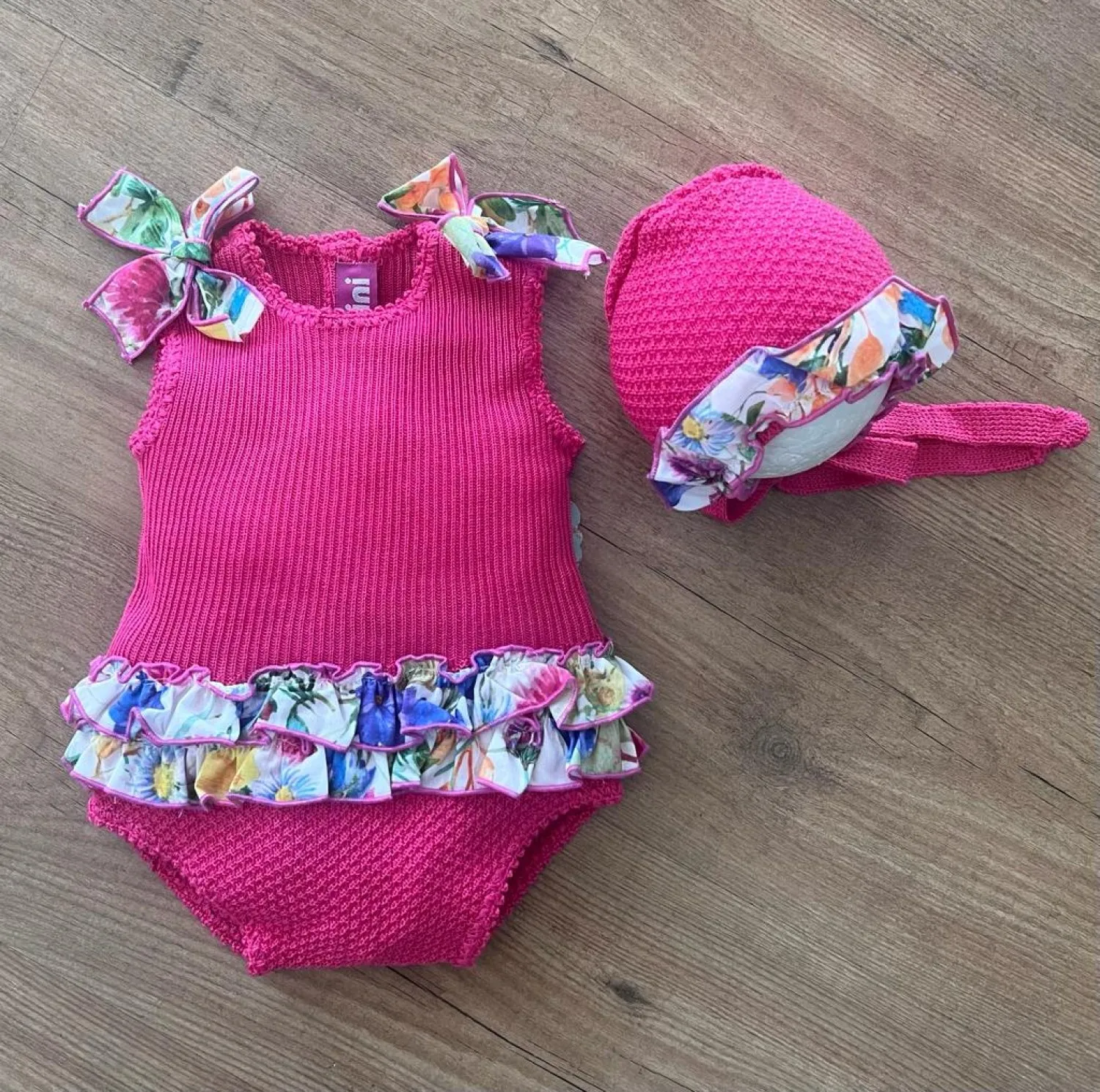 Conjunto para niña de nini. Ranita y capota Fucsia