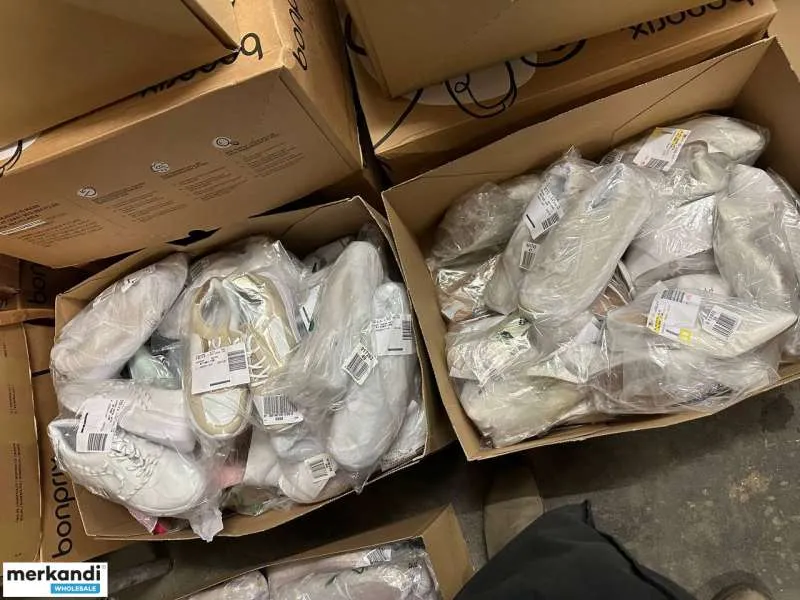 En un mix de zapatos variable con 4 € por par, hay diferentes modelos y tamaños, incluyendo cartón mixto, stock restante, mercan