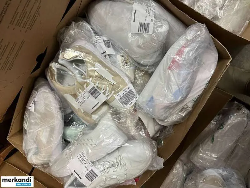 En un mix de zapatos variable con 4 € por par, hay diferentes modelos y tamaños, incluyendo cartón mixto, stock restante, mercan