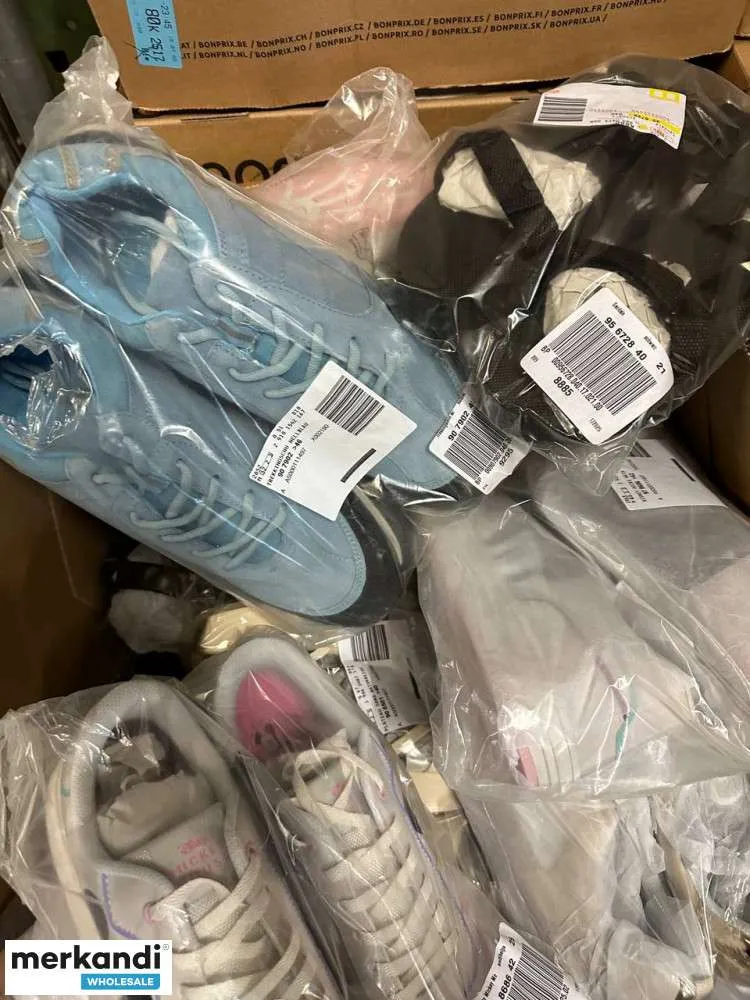 En un mix de zapatos variable con 4 € por par, hay diferentes modelos y tamaños, incluyendo cartón mixto, stock restante, mercan