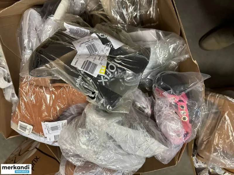 En un mix de zapatos variable con 4 € por par, hay diferentes modelos y tamaños, incluyendo cartón mixto, stock restante, mercan