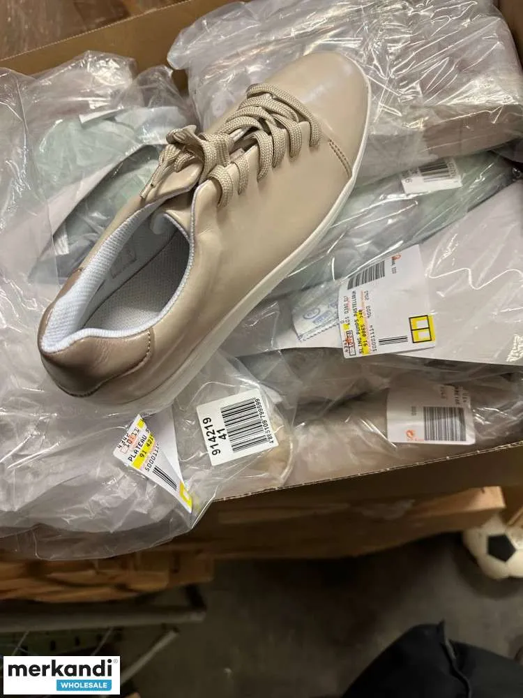 En un mix de zapatos variable con 4 € por par, hay diferentes modelos y tamaños, incluyendo cartón mixto, stock restante, mercan