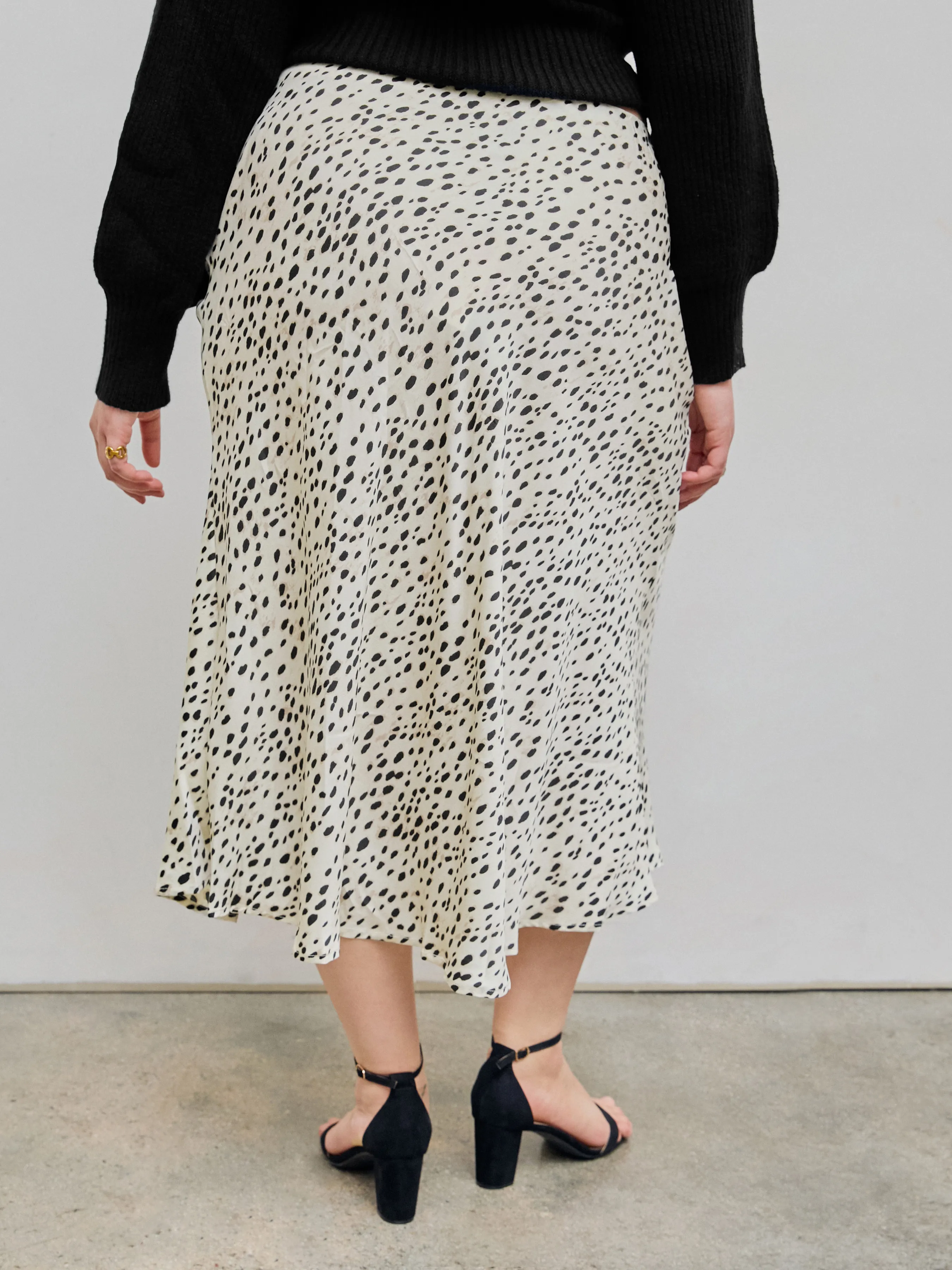 Falda larga dividida con cordón y lunares de Curvy
