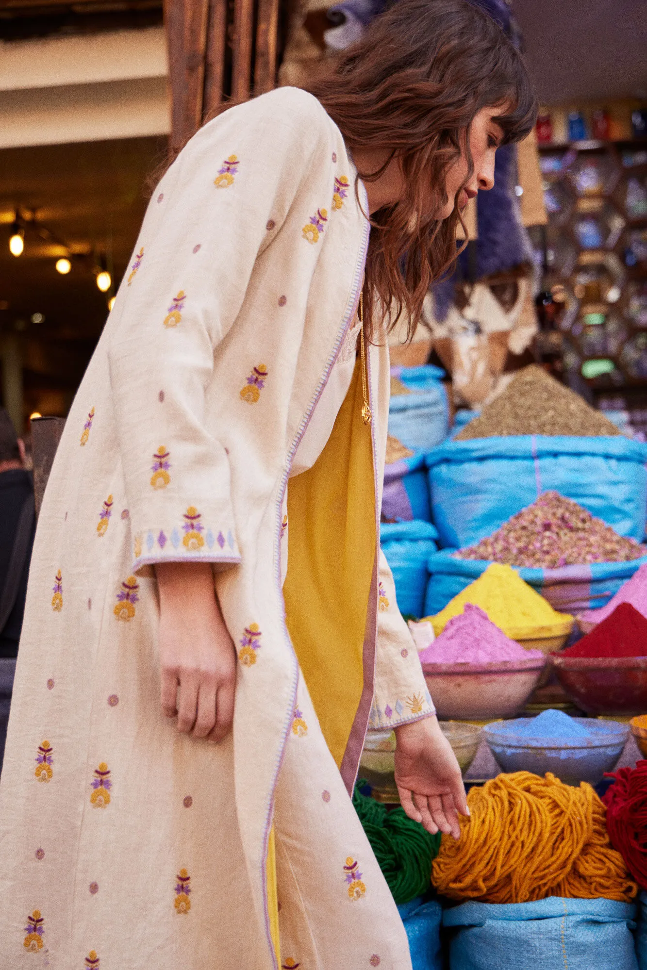 Hoss Intropia Carmina. Kimono largo de lino bordado