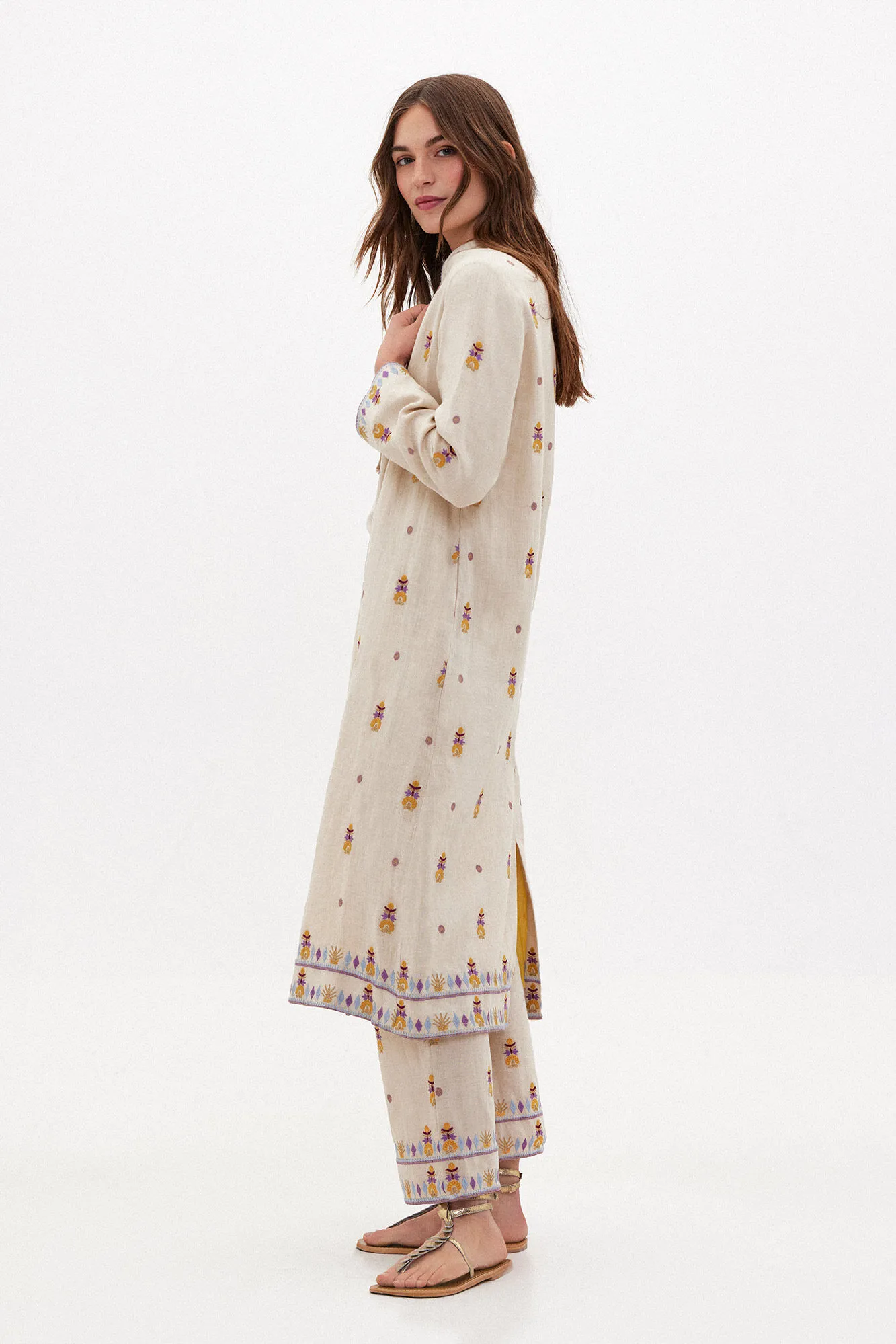 Hoss Intropia Carmina. Kimono largo de lino bordado