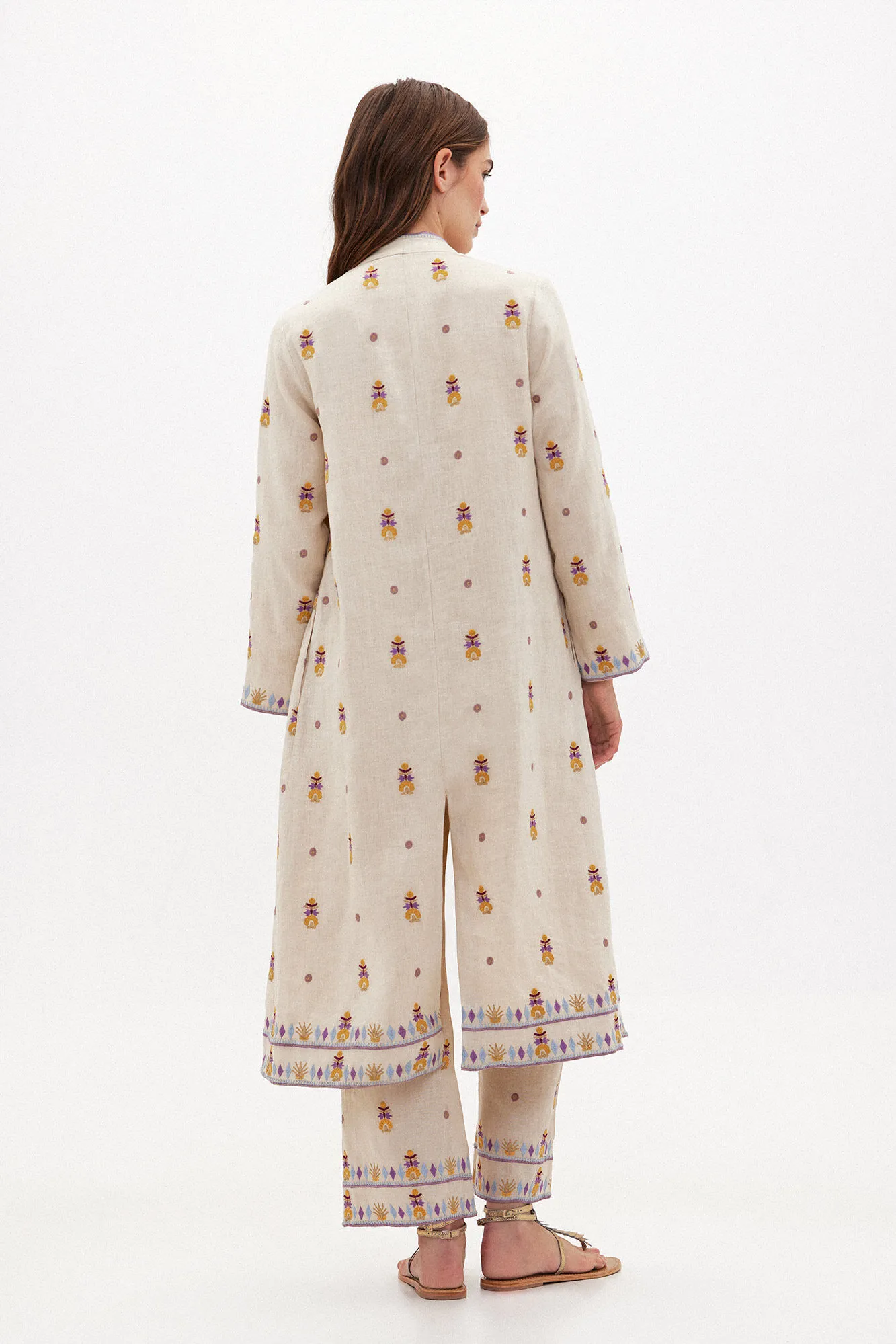 Hoss Intropia Carmina. Kimono largo de lino bordado