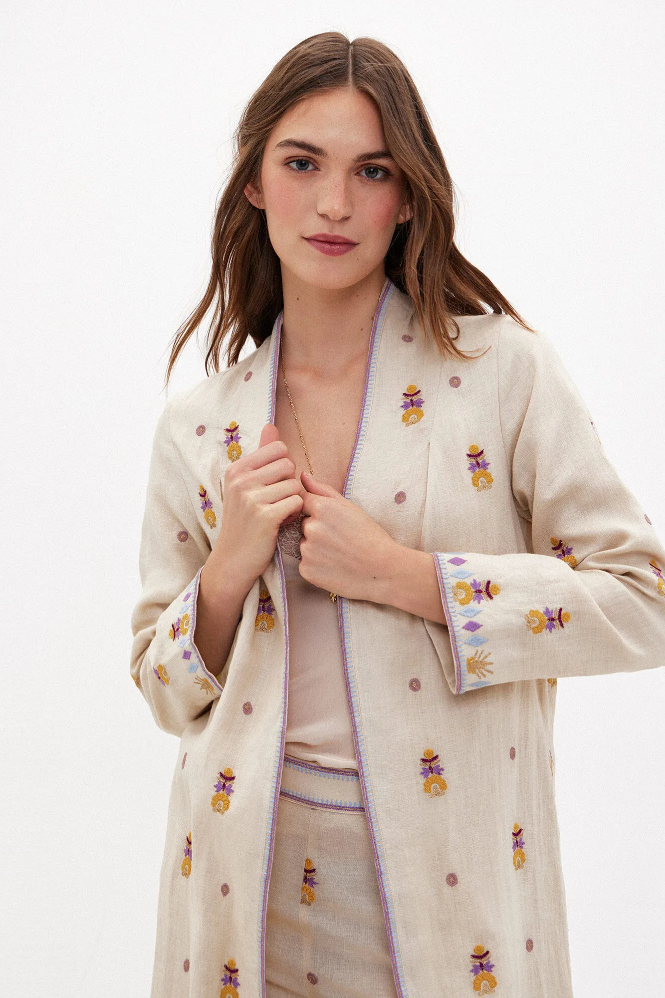Hoss Intropia Carmina. Kimono largo de lino bordado