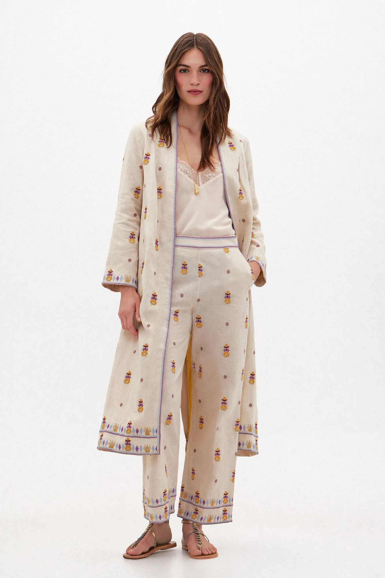 Hoss Intropia Carmina. Kimono largo de lino bordado