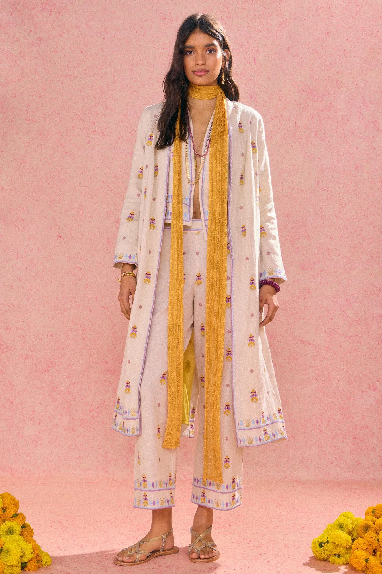 Hoss Intropia Carmina. Kimono largo de lino bordado