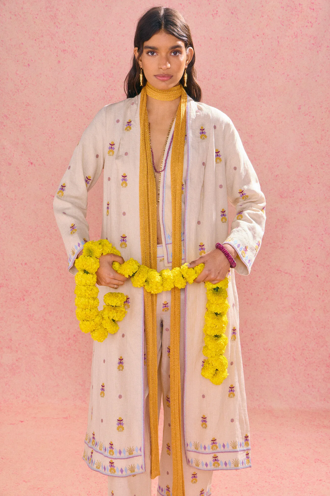 Hoss Intropia Carmina. Kimono largo de lino bordado