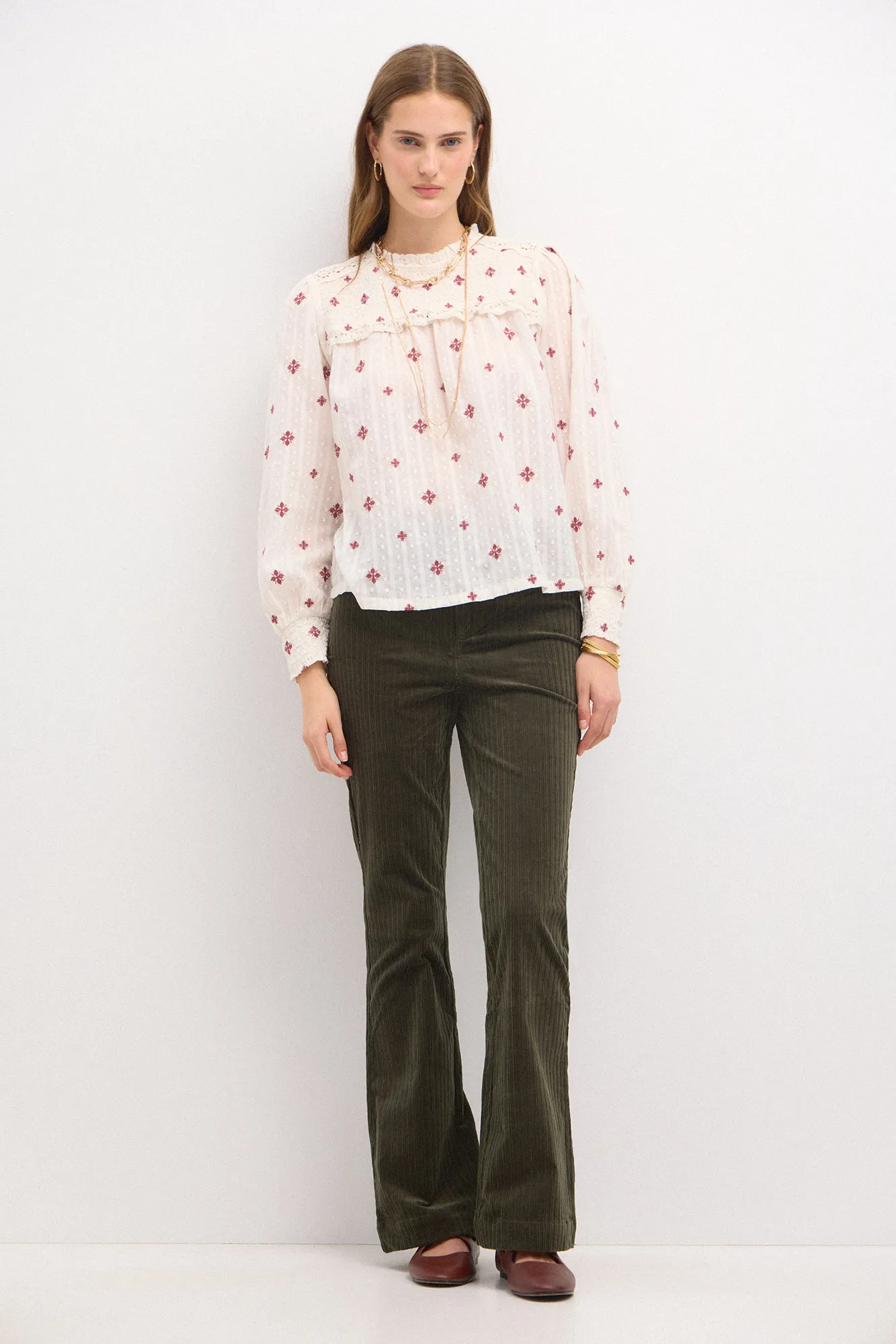 Hoss Intropia Pastora. Pantalón acampanado de pana