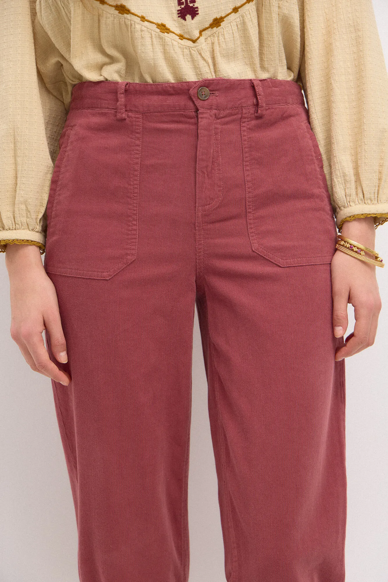 Hoss Intropia Pepa. Pantalón de pana con pinzas