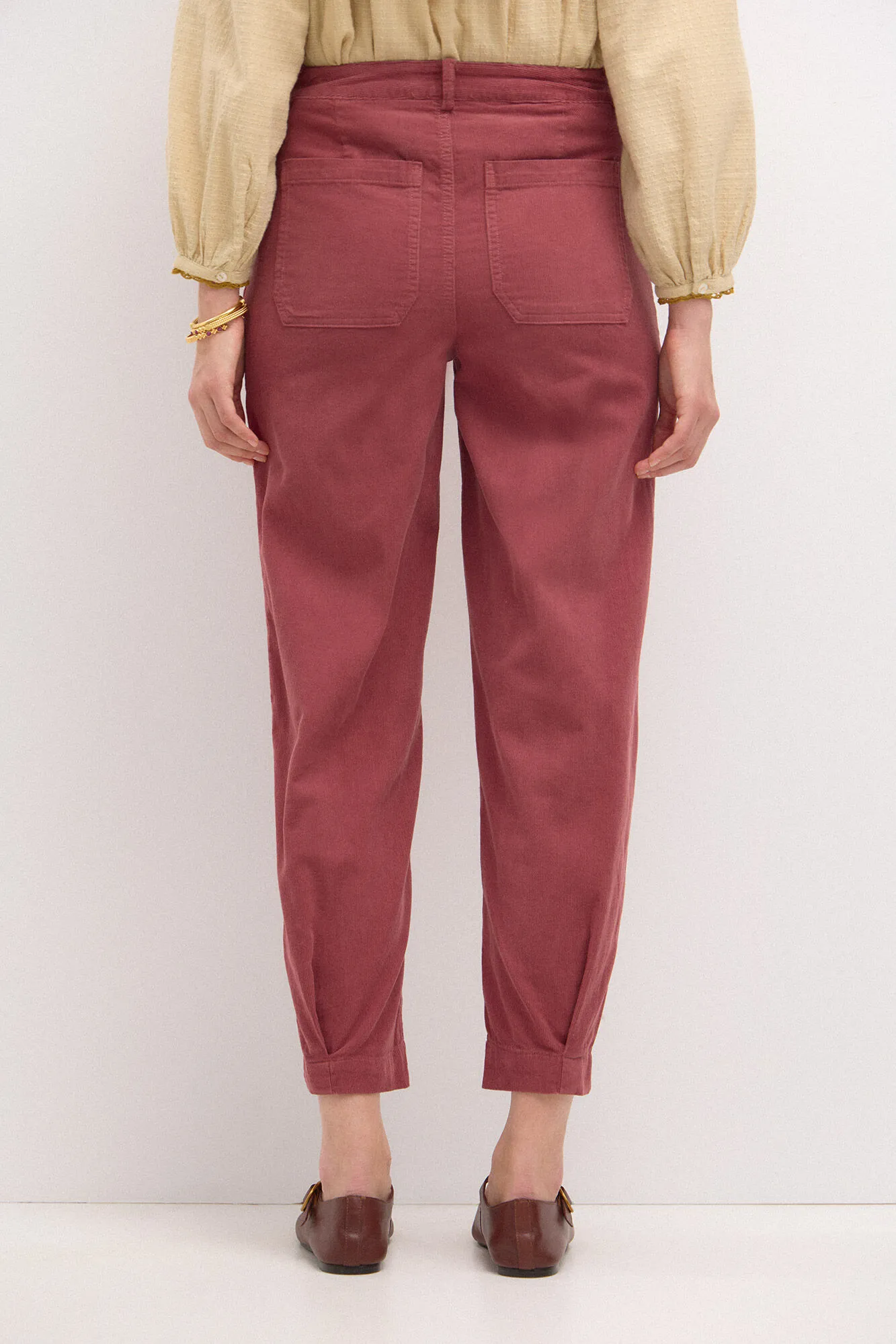 Hoss Intropia Pepa. Pantalón de pana con pinzas