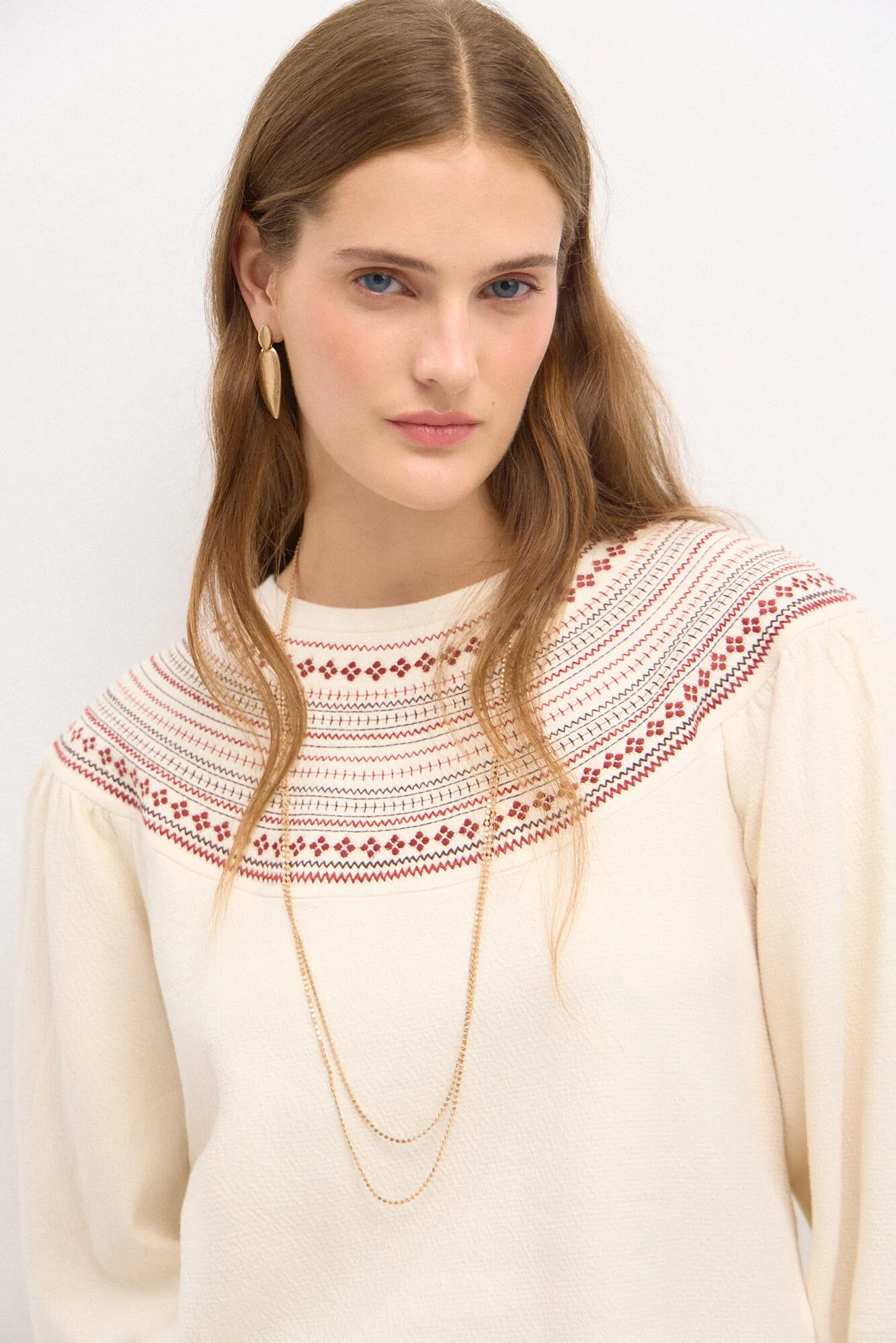 Hoss Intropia Sade. Sudadera bordada