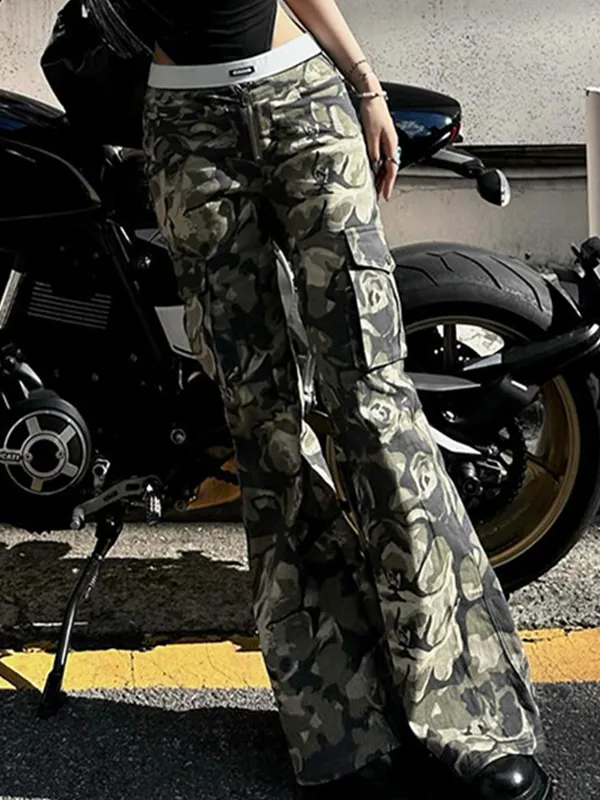 Pantalones acampanados con estampado de camuflaje