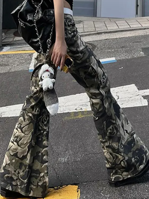 Pantalones acampanados con estampado de camuflaje