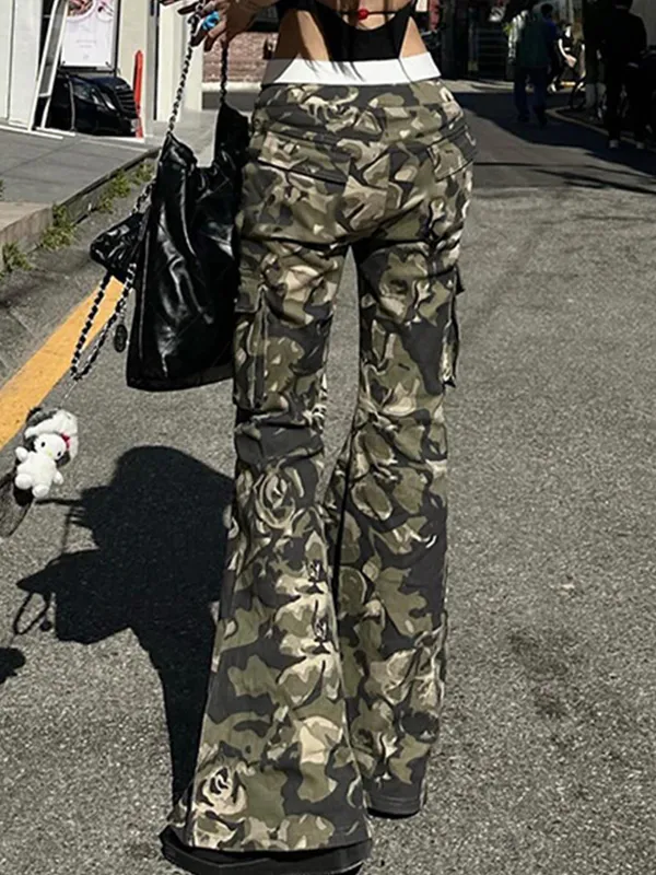 Pantalones acampanados con estampado de camuflaje