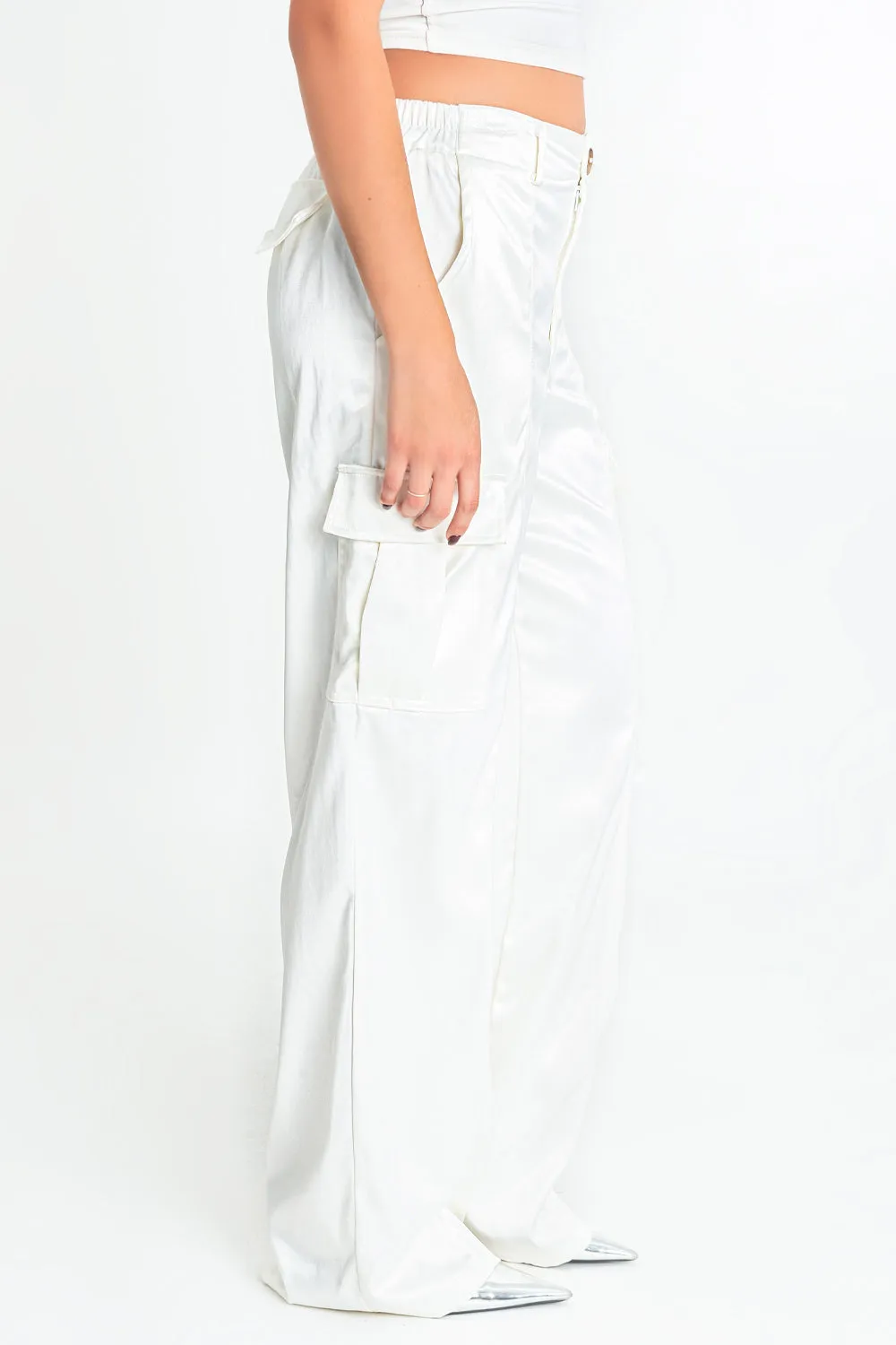 Pantalón satinado cargo wide leg fit