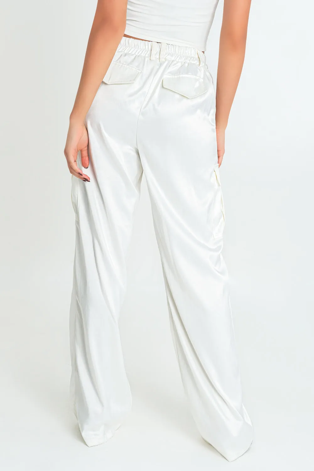 Pantalón satinado cargo wide leg fit