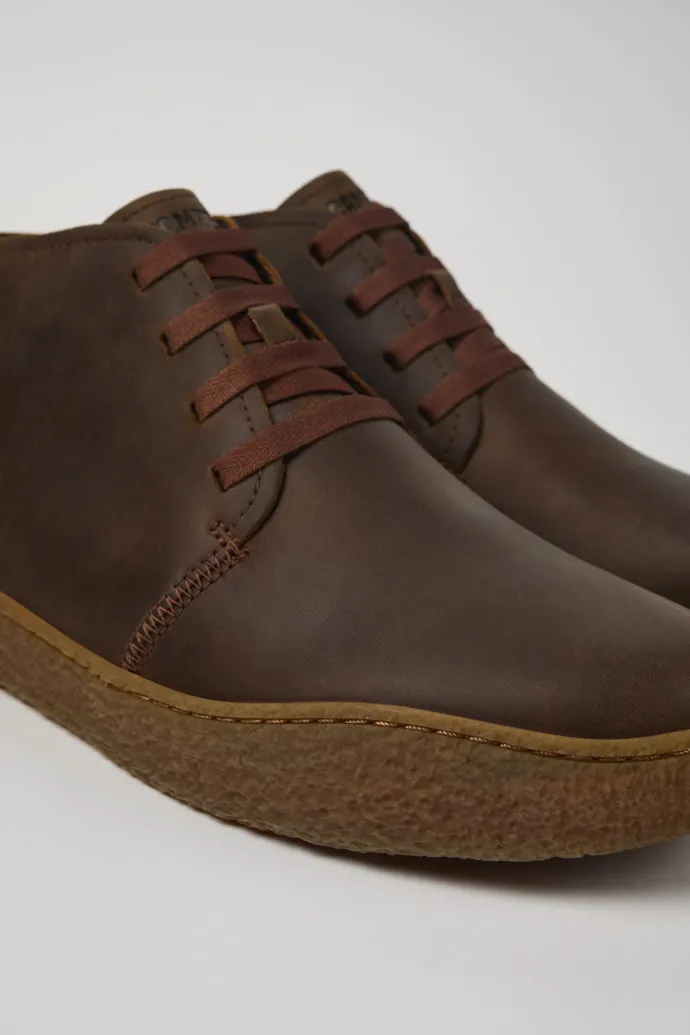 Peu Terreno Desert boot para hombre en nobuk marrón