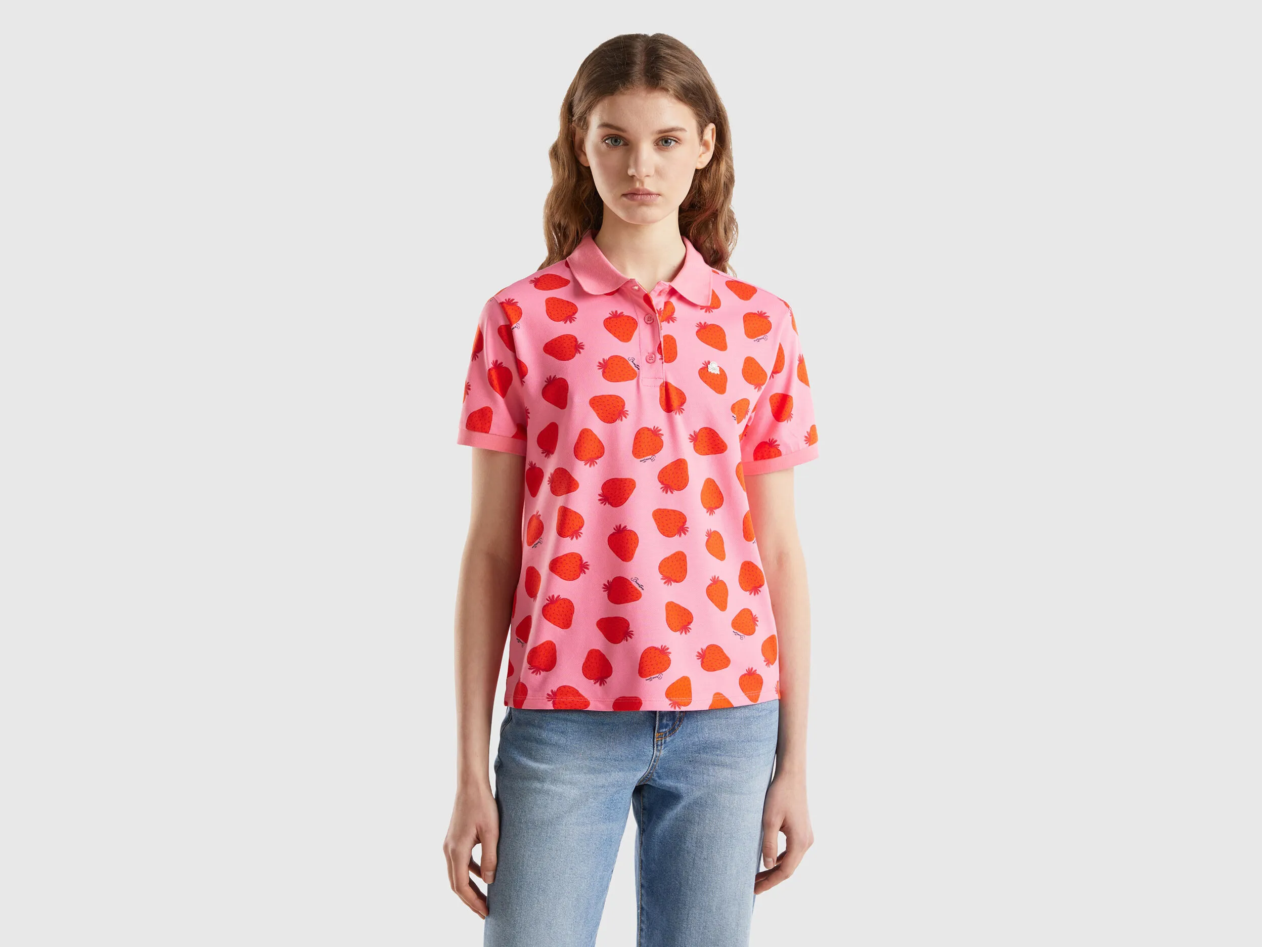 Polo rosa con estampado de fresas